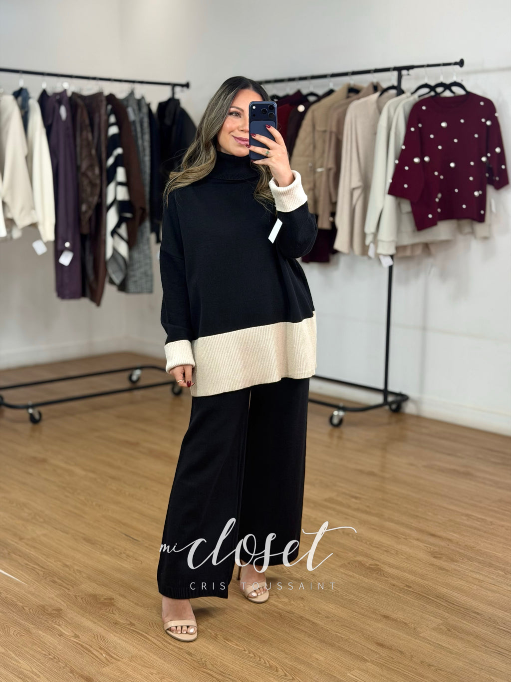 CONJUNTO SEMI GRUESO DE PANTS Y SWEATER OVERSIZED CON CUELLO ALTO; DETALLE DE BRILLOS EN PARTE BAJA Y PUÑOS
