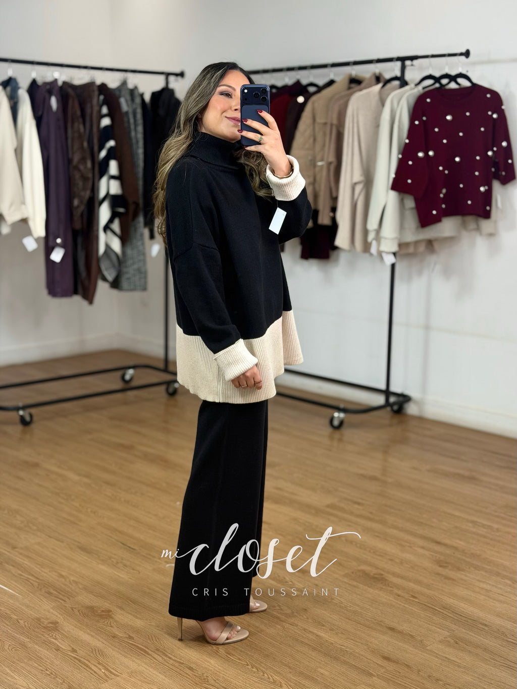 CONJUNTO SEMI GRUESO DE PANTS Y SWEATER OVERSIZED CON CUELLO ALTO; DETALLE DE BRILLOS EN PARTE BAJA Y PUÑOS