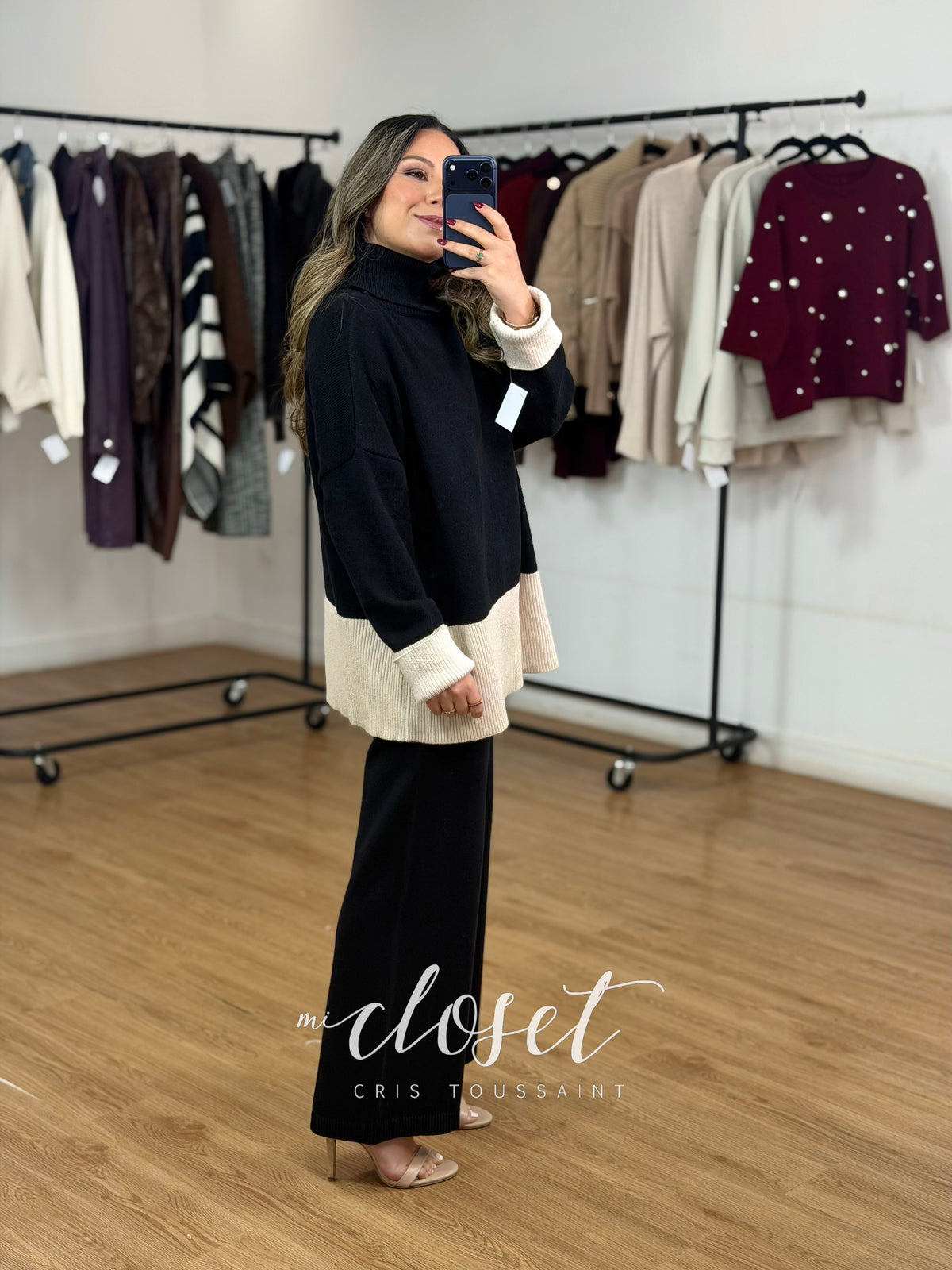 CONJUNTO SEMI GRUESO DE PANTS Y SWEATER OVERSIZED CON CUELLO ALTO; DETALLE DE BRILLOS EN PARTE BAJA Y PUÑOS