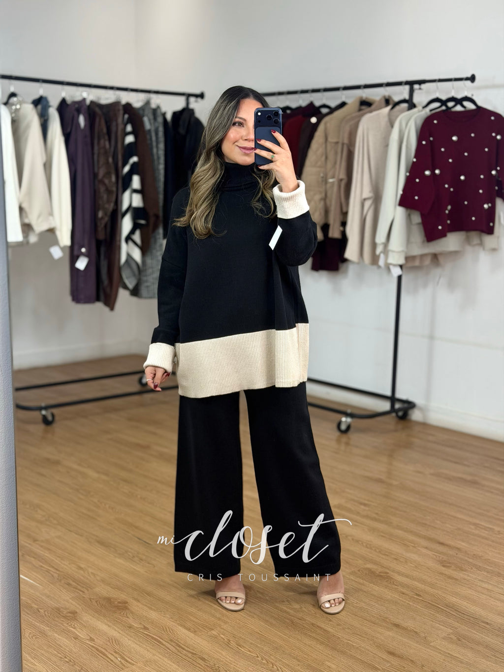 CONJUNTO SEMI GRUESO DE PANTS Y SWEATER OVERSIZED CON CUELLO ALTO; DETALLE DE BRILLOS EN PARTE BAJA Y PUÑOS