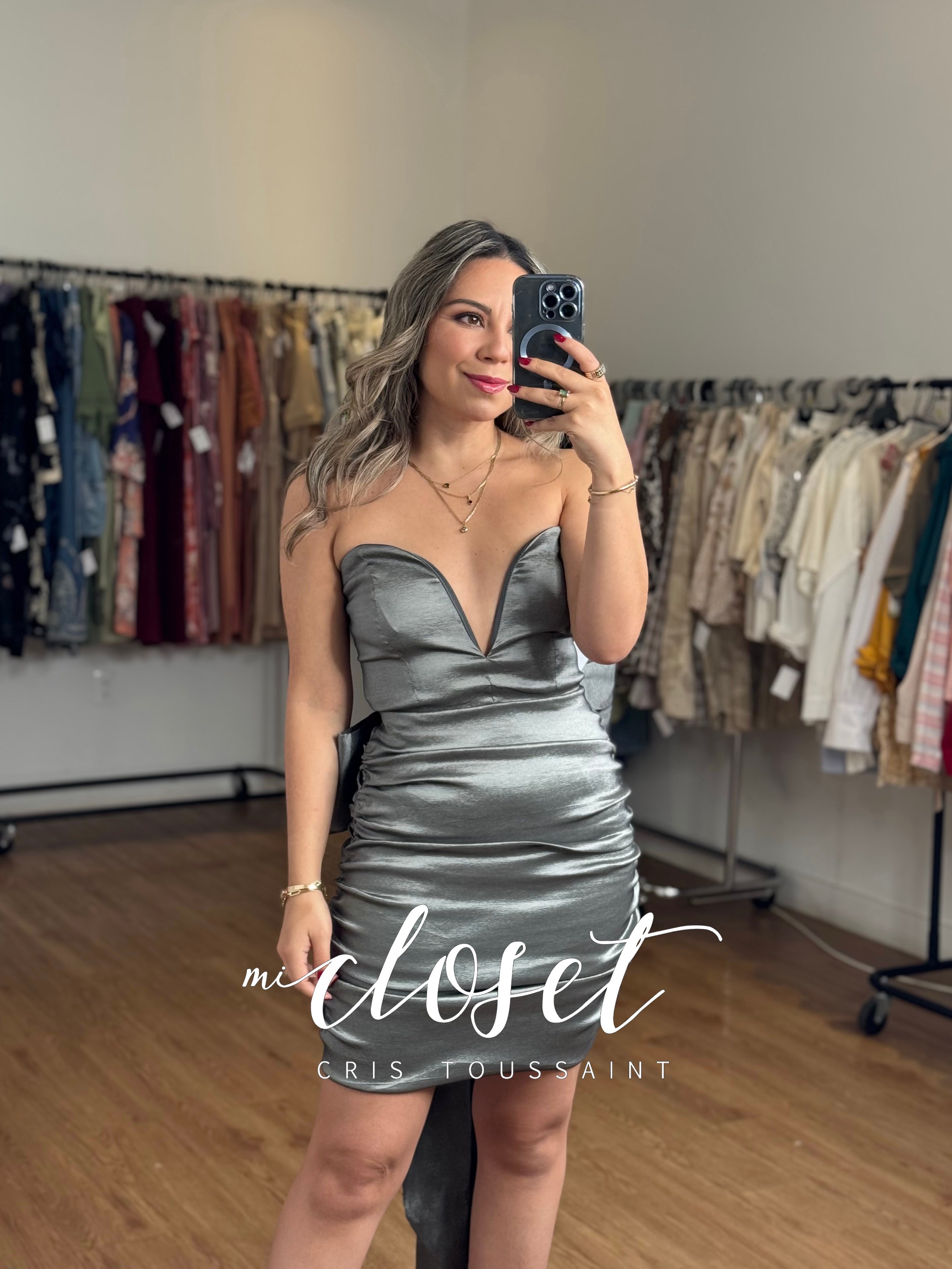VESTIDO STRETCH, PLISADO DE COSTADOS, AJUSTABLE DE ESPALDA CON MOÑO GIGANTE TRASERO