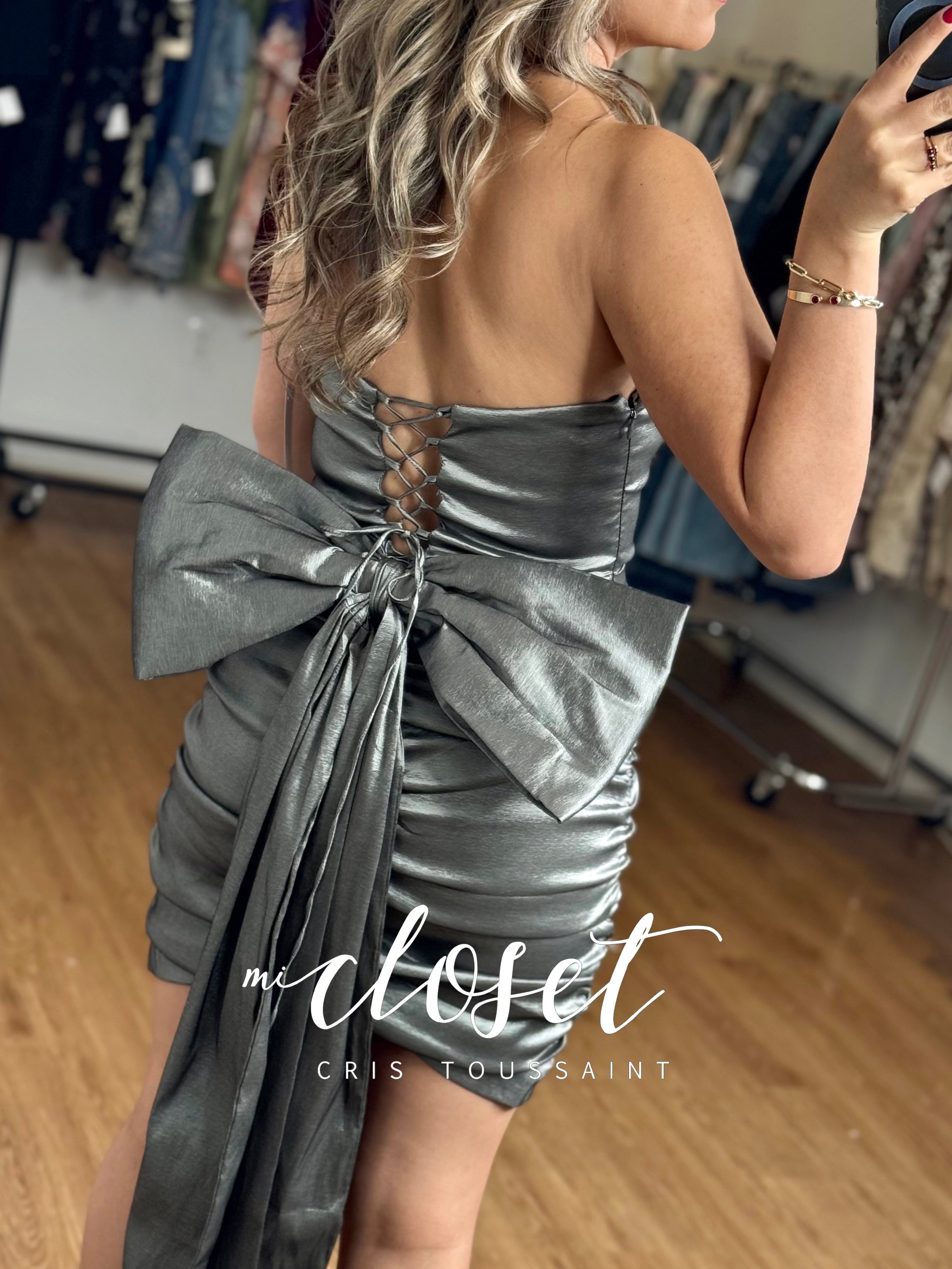 VESTIDO STRETCH, PLISADO DE COSTADOS, AJUSTABLE DE ESPALDA CON MOÑO GIGANTE TRASERO