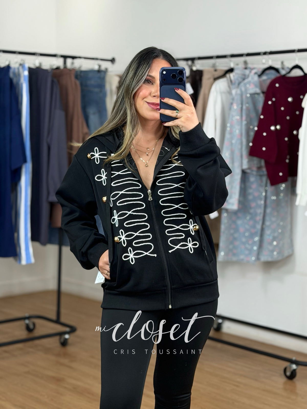 HOODIE LIGERA ESTILO MILITAR CON BOTONES DECORATIVOS Y CIERRE