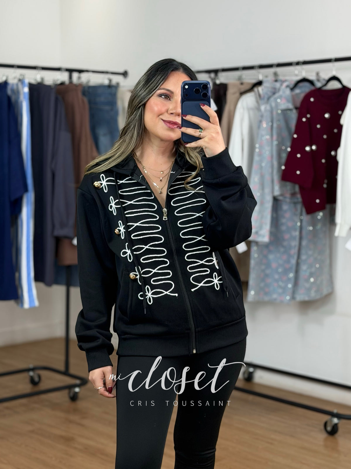 HOODIE LIGERA ESTILO MILITAR CON BOTONES DECORATIVOS Y CIERRE