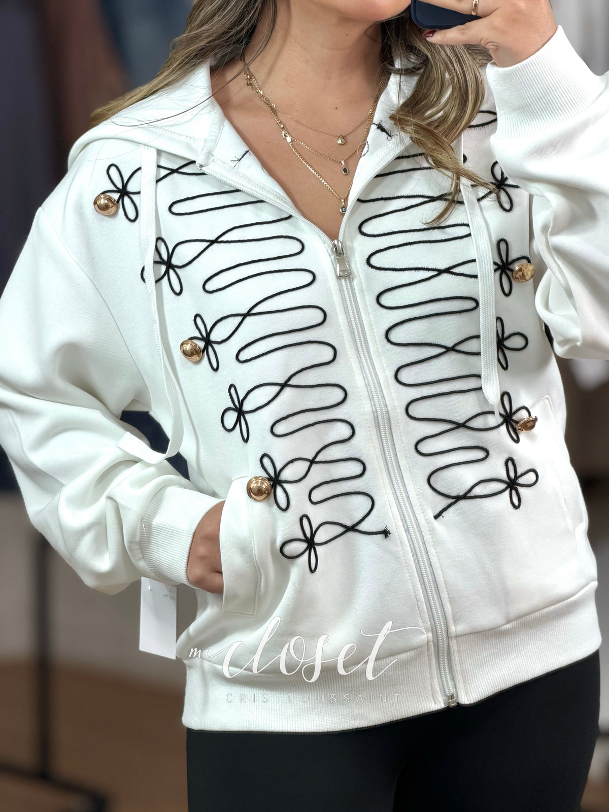 HOODIE LIGERA ESTILO MILITAR CON BOTONES DECORATIVOS Y CIERRE