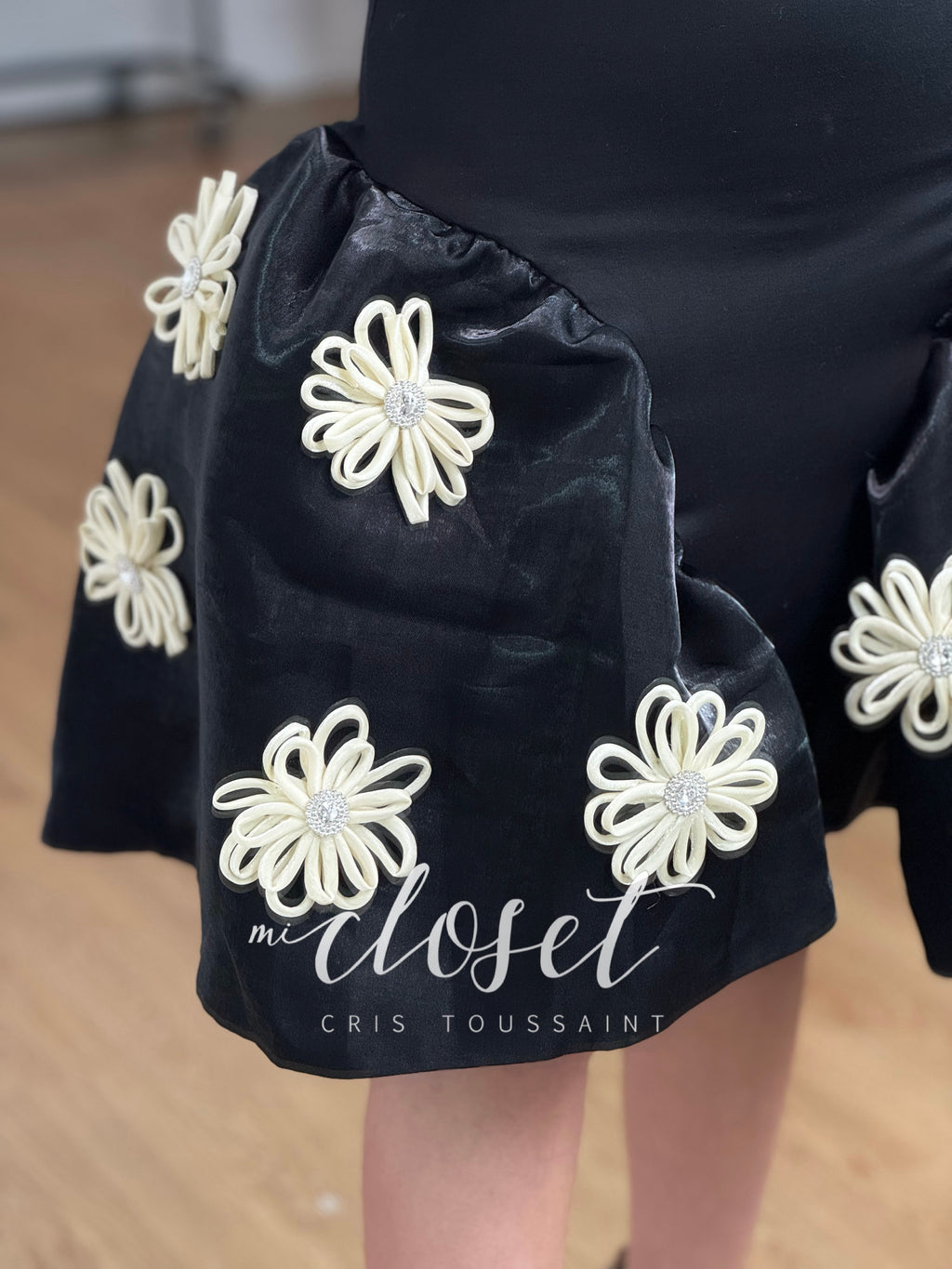 VESTIDO DE LICRA CON DETALLE DE TUL Y FLORES