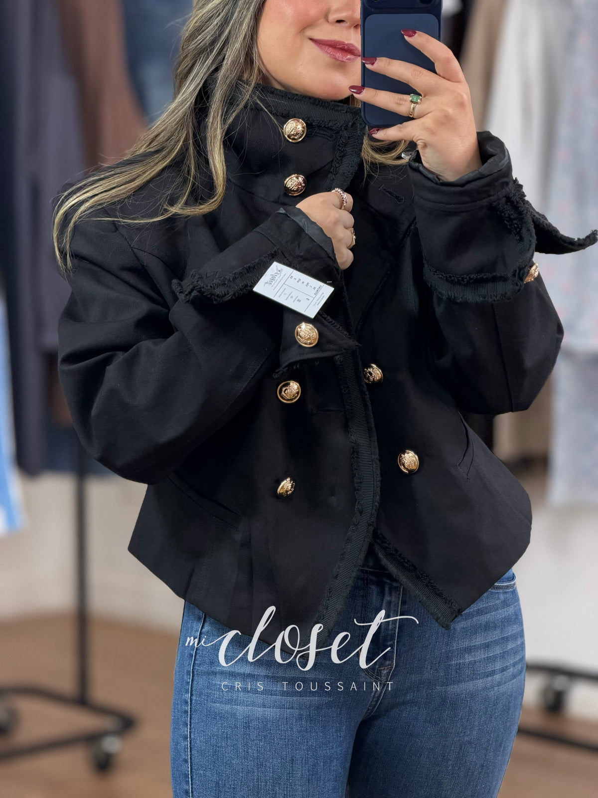 CHAMARRA TIPO BLAZER CON HOMBRERAS, FORRO, DETALLE EN SOLAPA, MANGAS Y CUELLO; BOTONES DORADOS