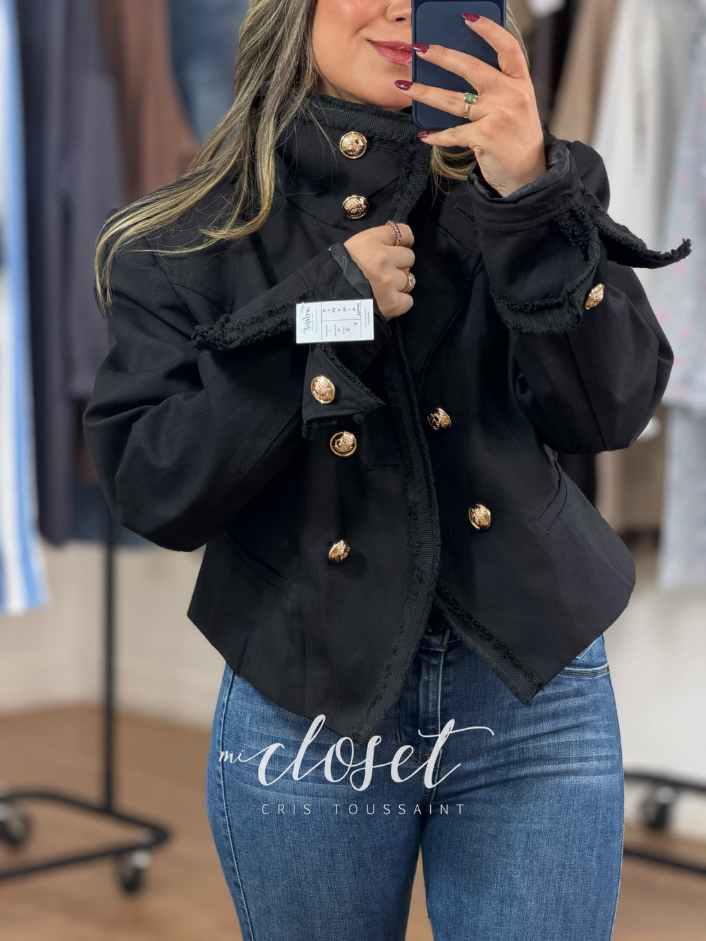 CHAMARRA TIPO BLAZER CON HOMBRERAS, FORRO, DETALLE EN SOLAPA, MANGAS Y CUELLO; BOTONES DORADOS