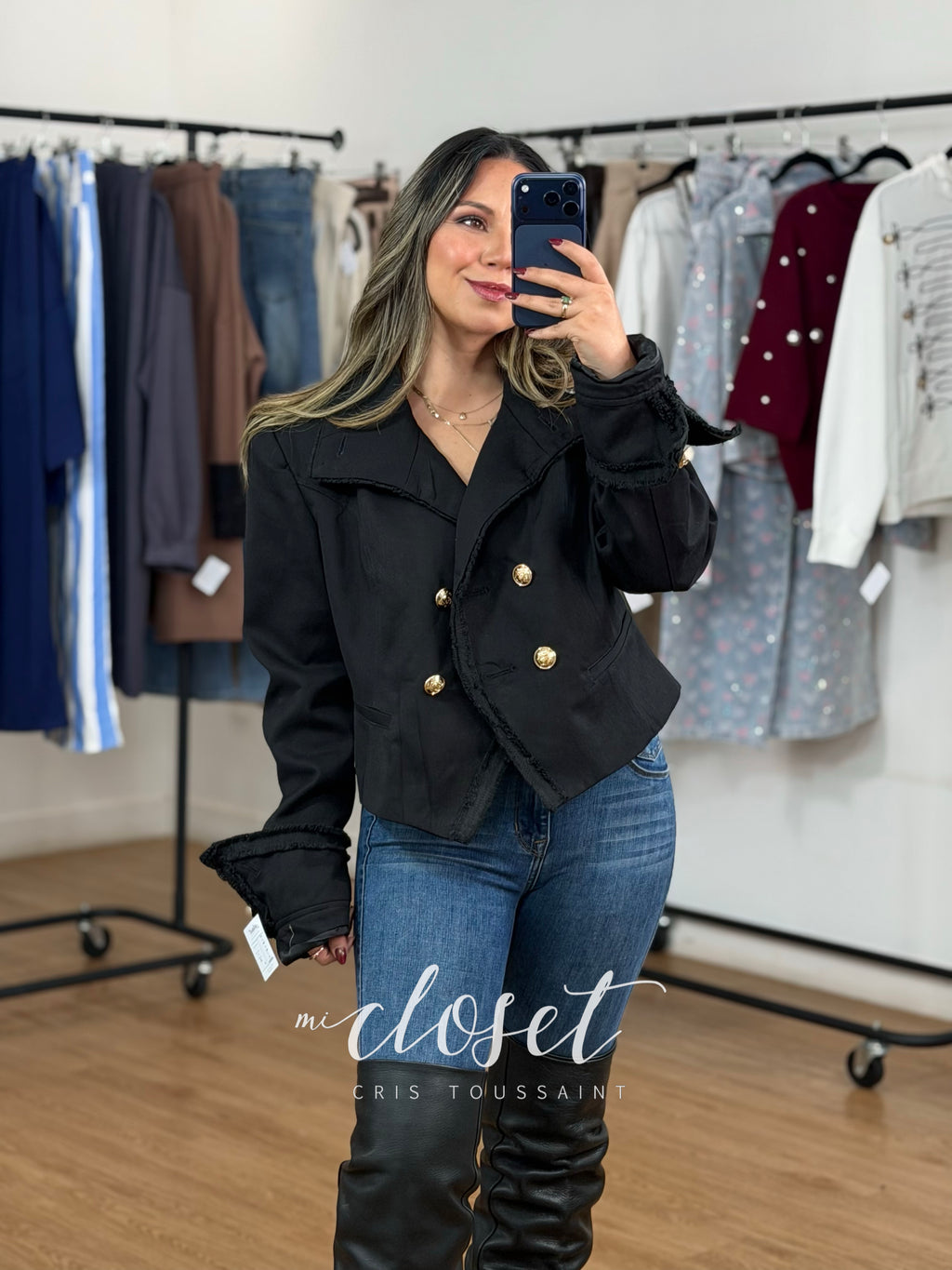 CHAMARRA TIPO BLAZER CON HOMBRERAS, FORRO, DETALLE EN SOLAPA, MANGAS Y CUELLO; BOTONES DORADOS