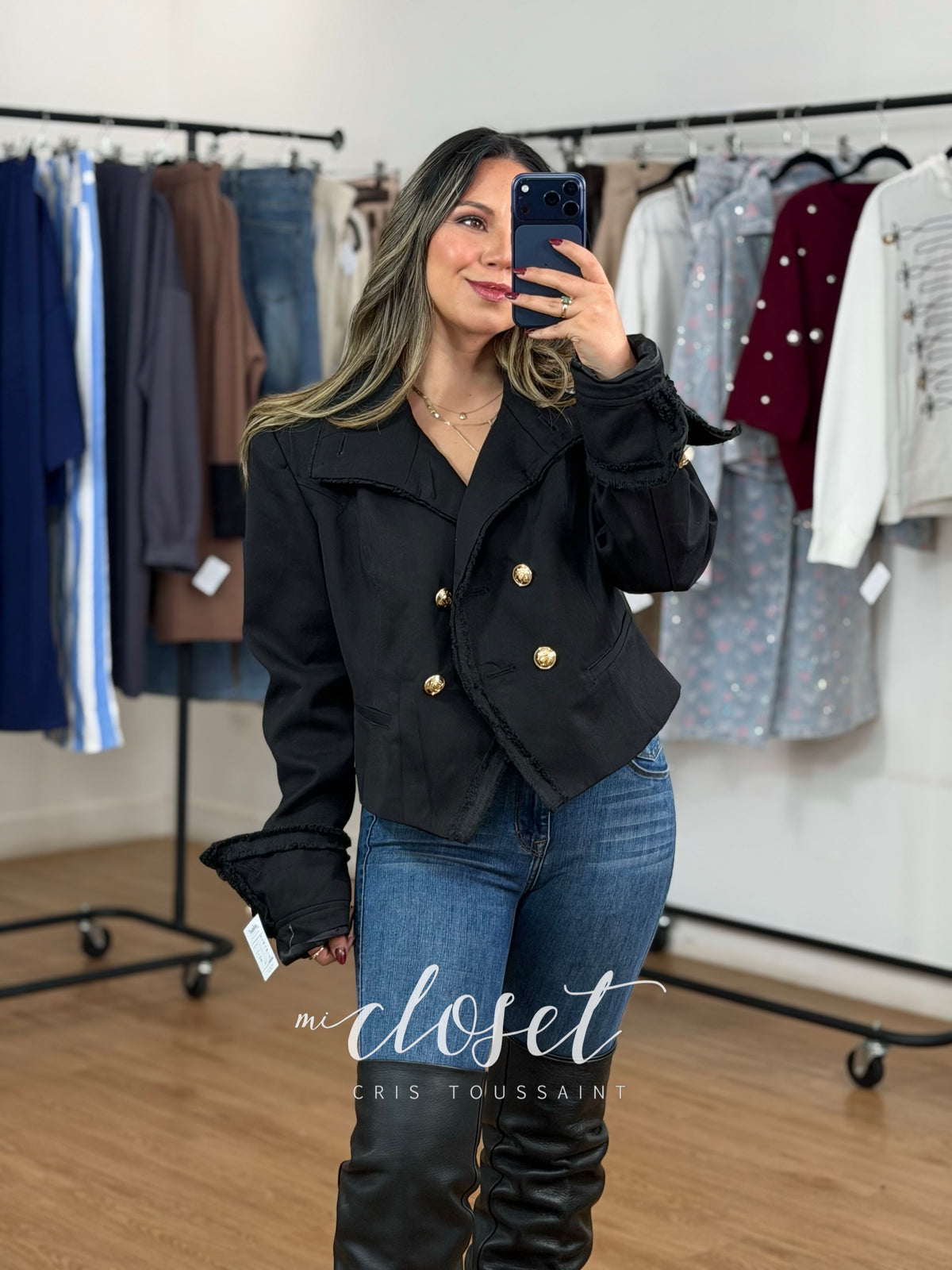 CHAMARRA TIPO BLAZER CON HOMBRERAS, FORRO, DETALLE EN SOLAPA, MANGAS Y CUELLO; BOTONES DORADOS