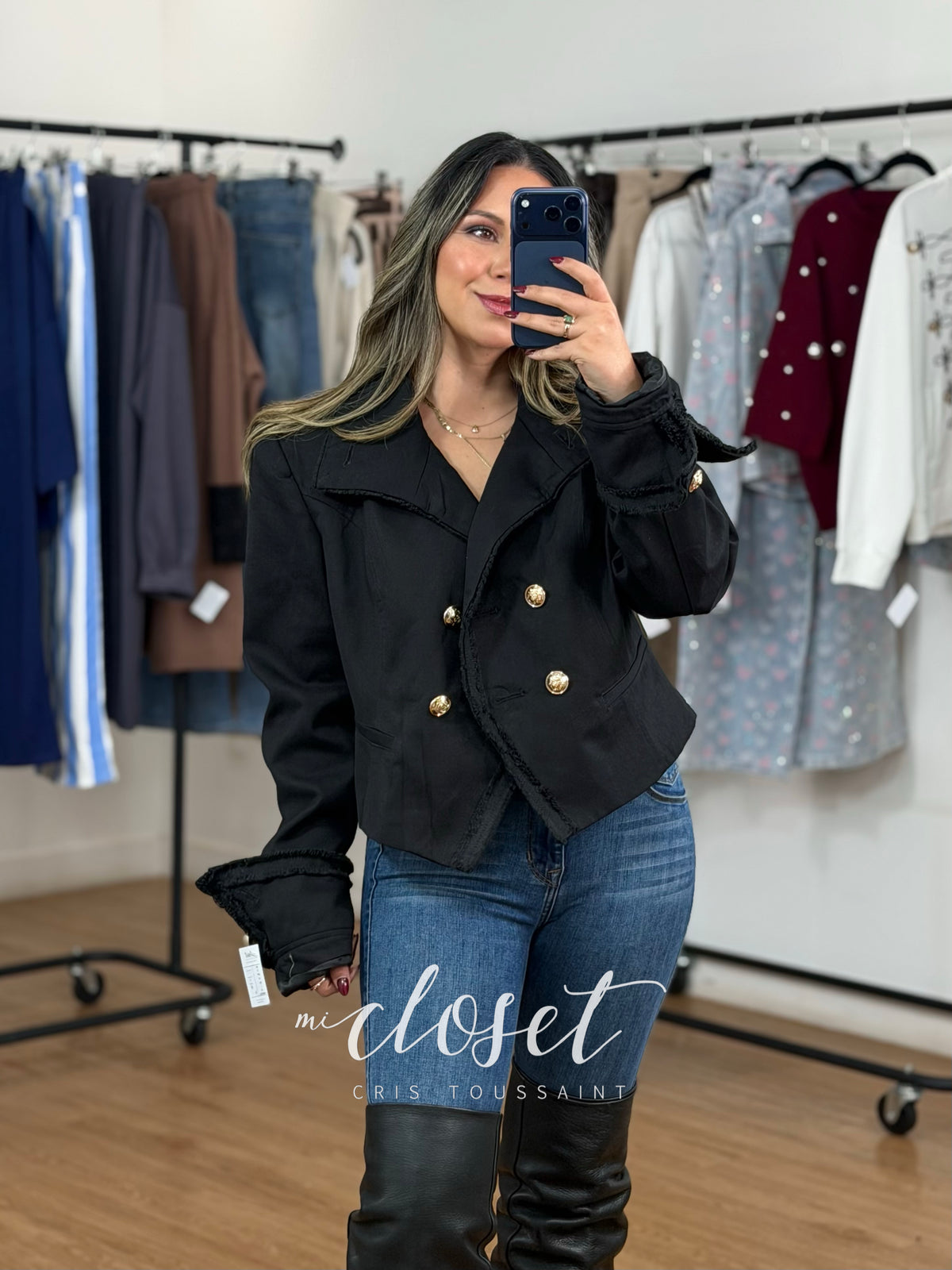 CHAMARRA TIPO BLAZER CON HOMBRERAS, FORRO, DETALLE EN SOLAPA, MANGAS Y CUELLO; BOTONES DORADOS