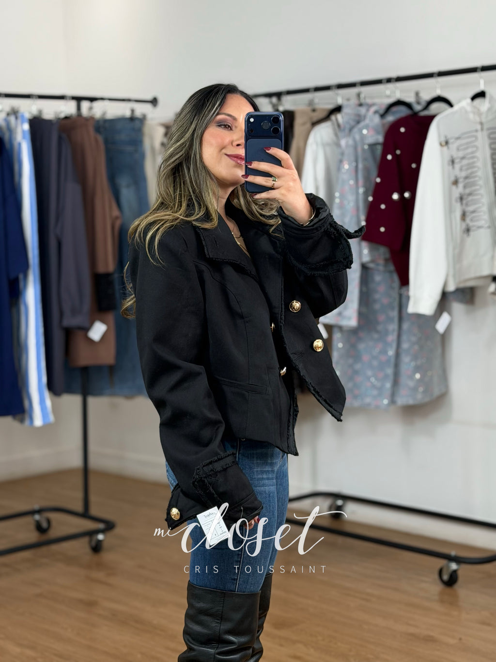 CHAMARRA TIPO BLAZER CON HOMBRERAS, FORRO, DETALLE EN SOLAPA, MANGAS Y CUELLO; BOTONES DORADOS
