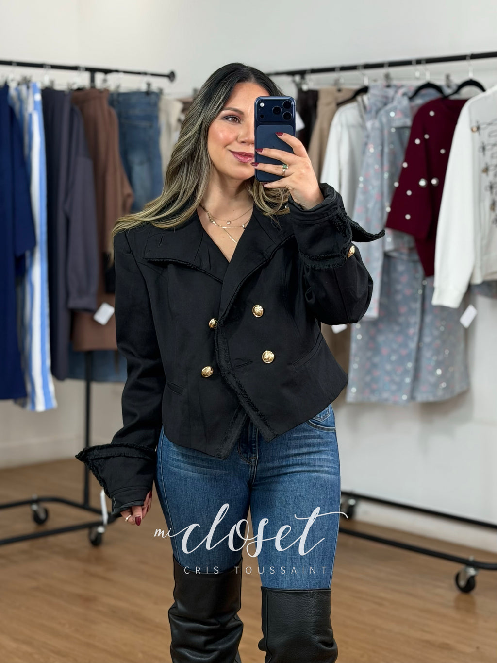 CHAMARRA TIPO BLAZER CON HOMBRERAS, FORRO, DETALLE EN SOLAPA, MANGAS Y CUELLO; BOTONES DORADOS