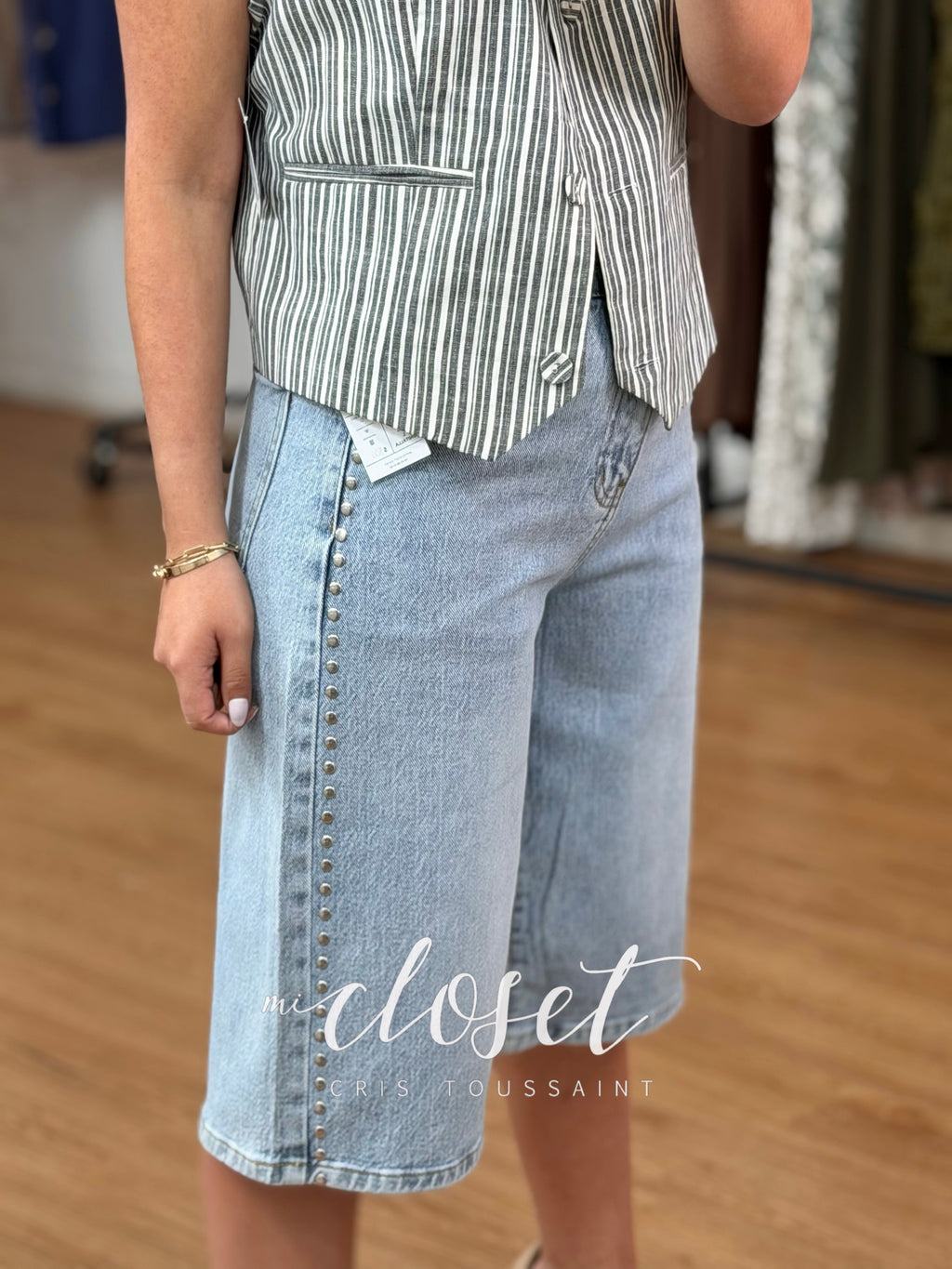 BERMUDA DENIM CON ESTOPEROLES EN DELINEADO