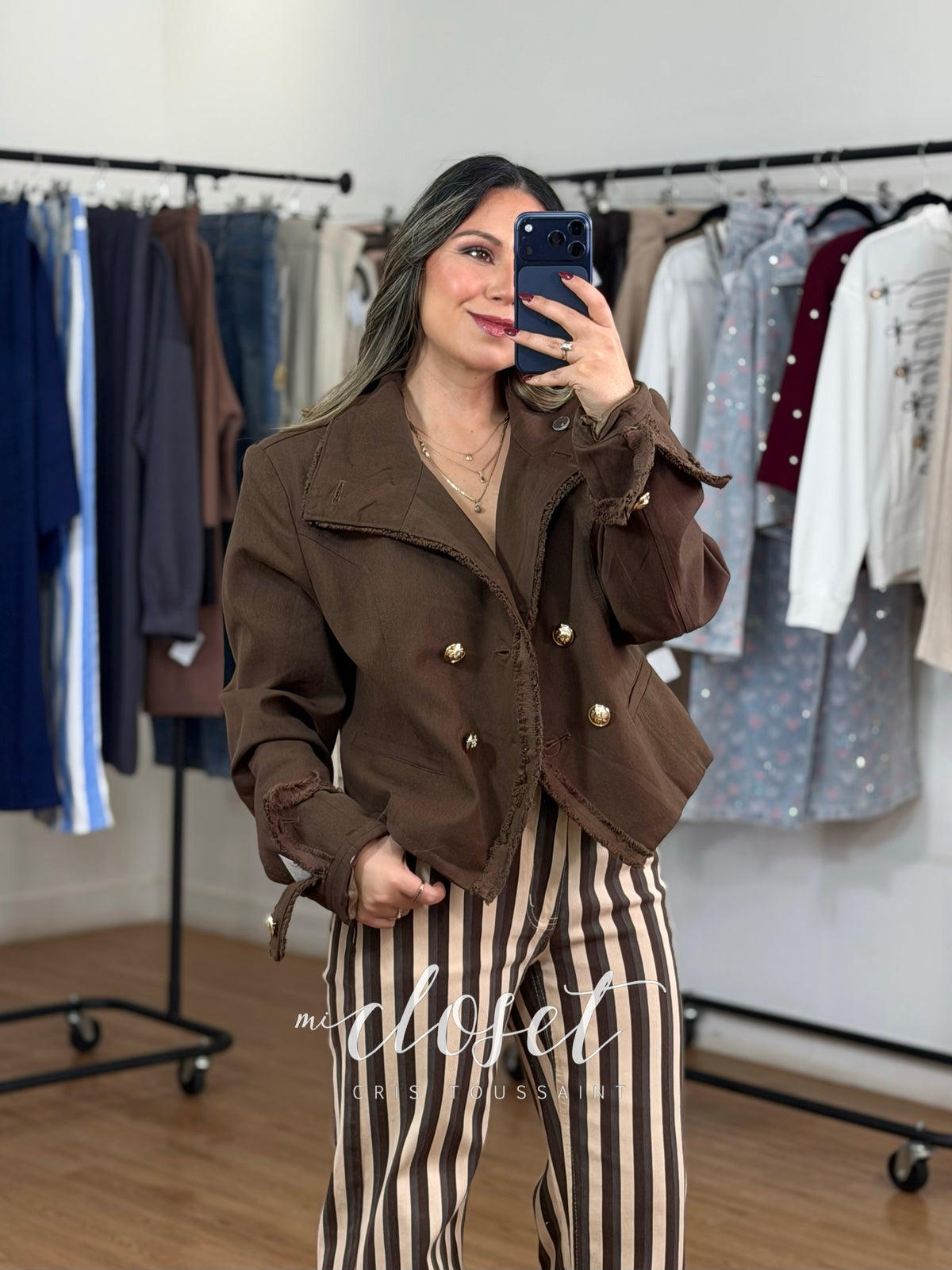 CHAMARRA TIPO BLAZER CON HOMBRERAS, FORRO, DETALLE EN SOLAPA, MANGAS Y CUELLO; BOTONES DORADOS