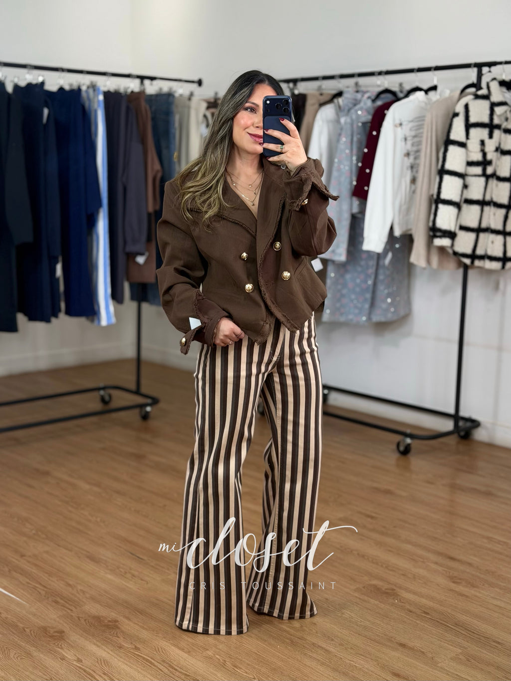 CHAMARRA TIPO BLAZER CON HOMBRERAS, FORRO, DETALLE EN SOLAPA, MANGAS Y CUELLO; BOTONES DORADOS