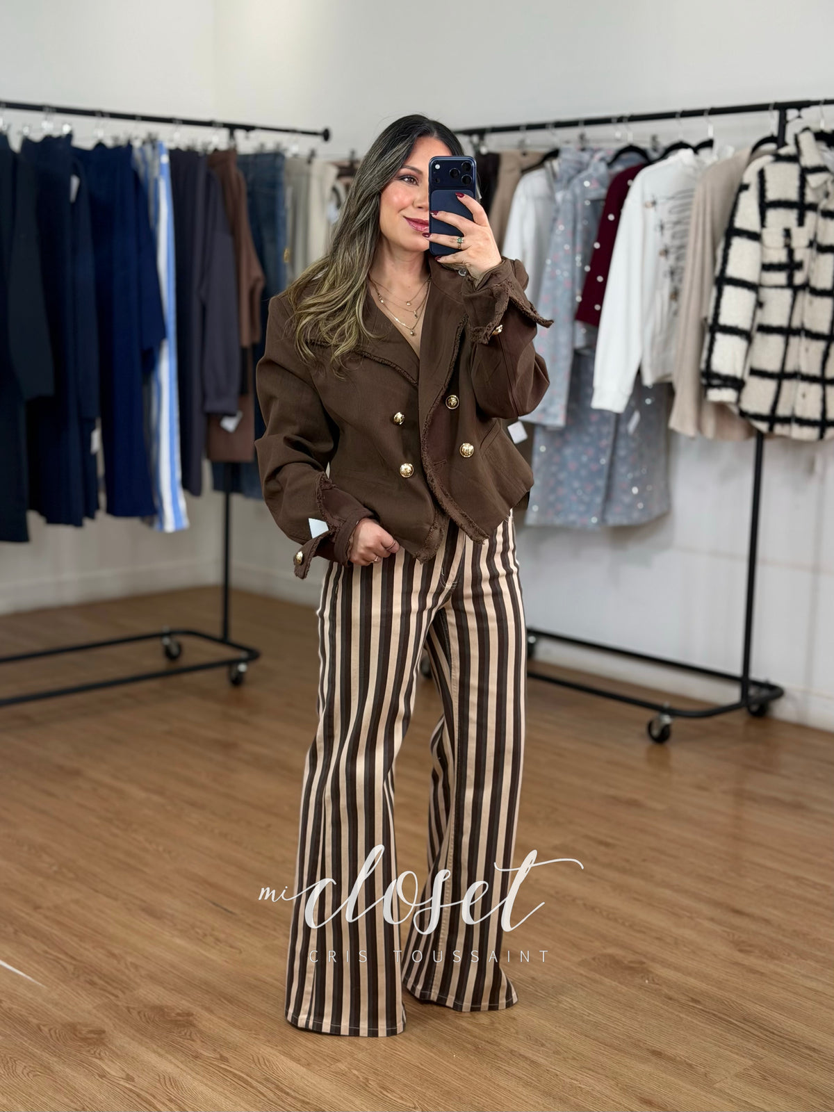 CHAMARRA TIPO BLAZER CON HOMBRERAS, FORRO, DETALLE EN SOLAPA, MANGAS Y CUELLO; BOTONES DORADOS