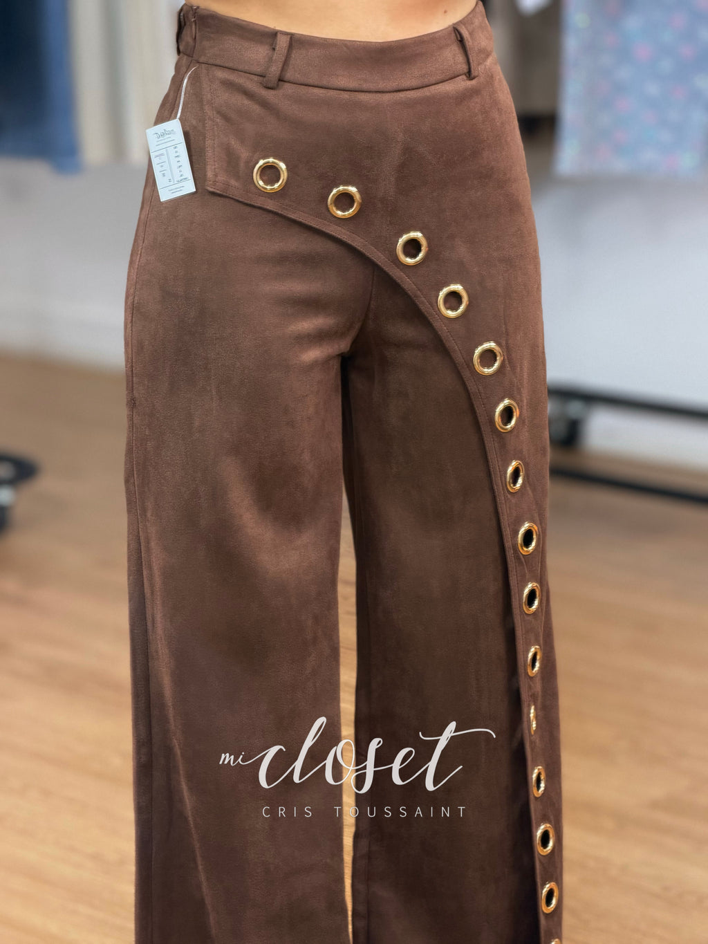PANTALÓN DE GAMUZA CORTE WIDE LEG, CON APLICACIONES DE ESTOPEROLES