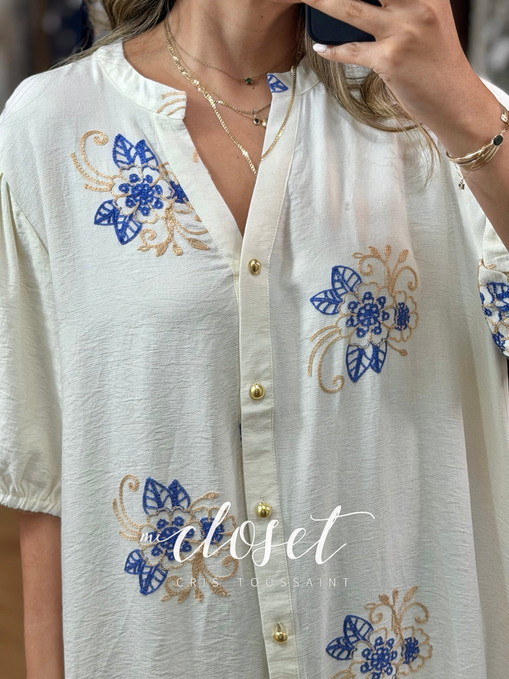 VESTIDO CUELLO V, TELA CORRUGADA, MANGA GLOBO Y BORDADO