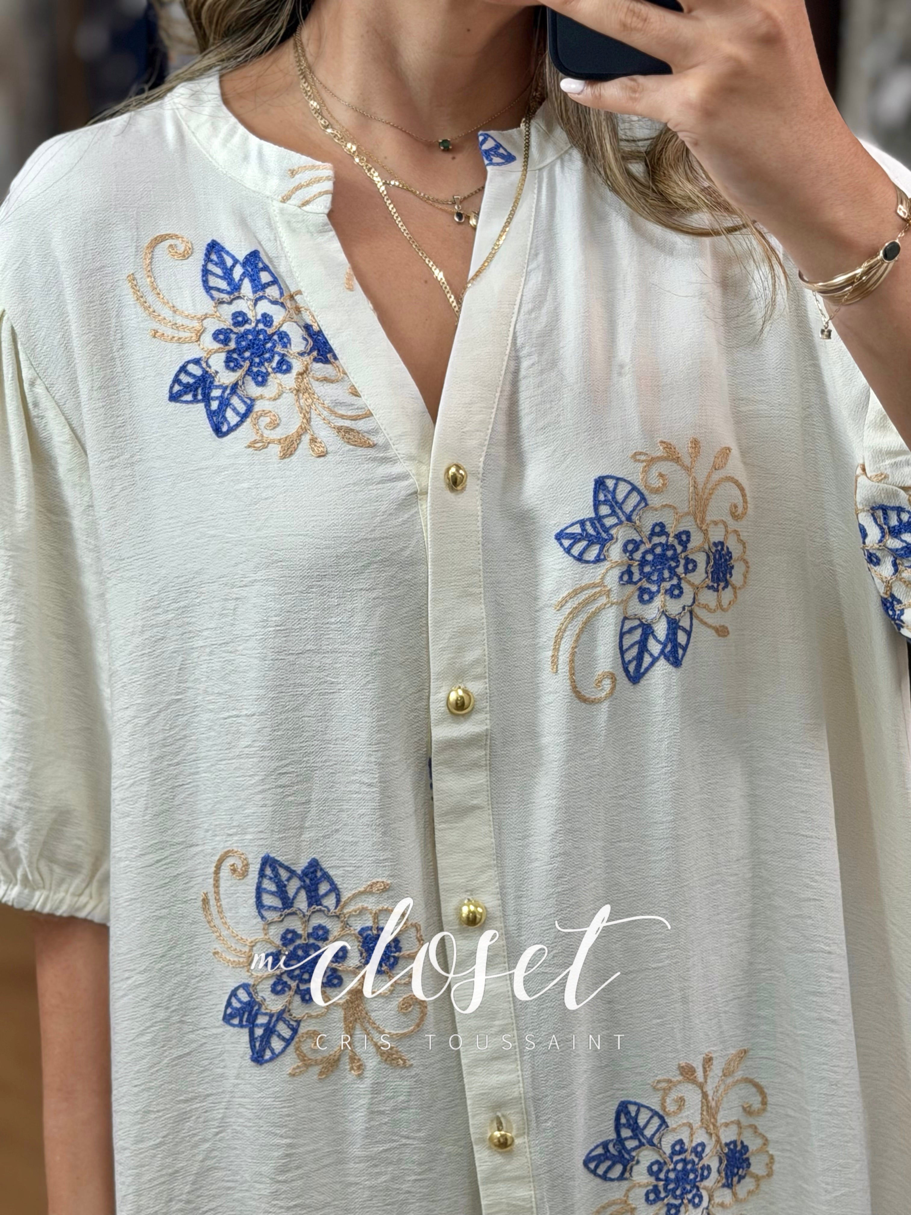VESTIDO CUELLO V, TELA CORRUGADA, MANGA GLOBO Y BORDADO