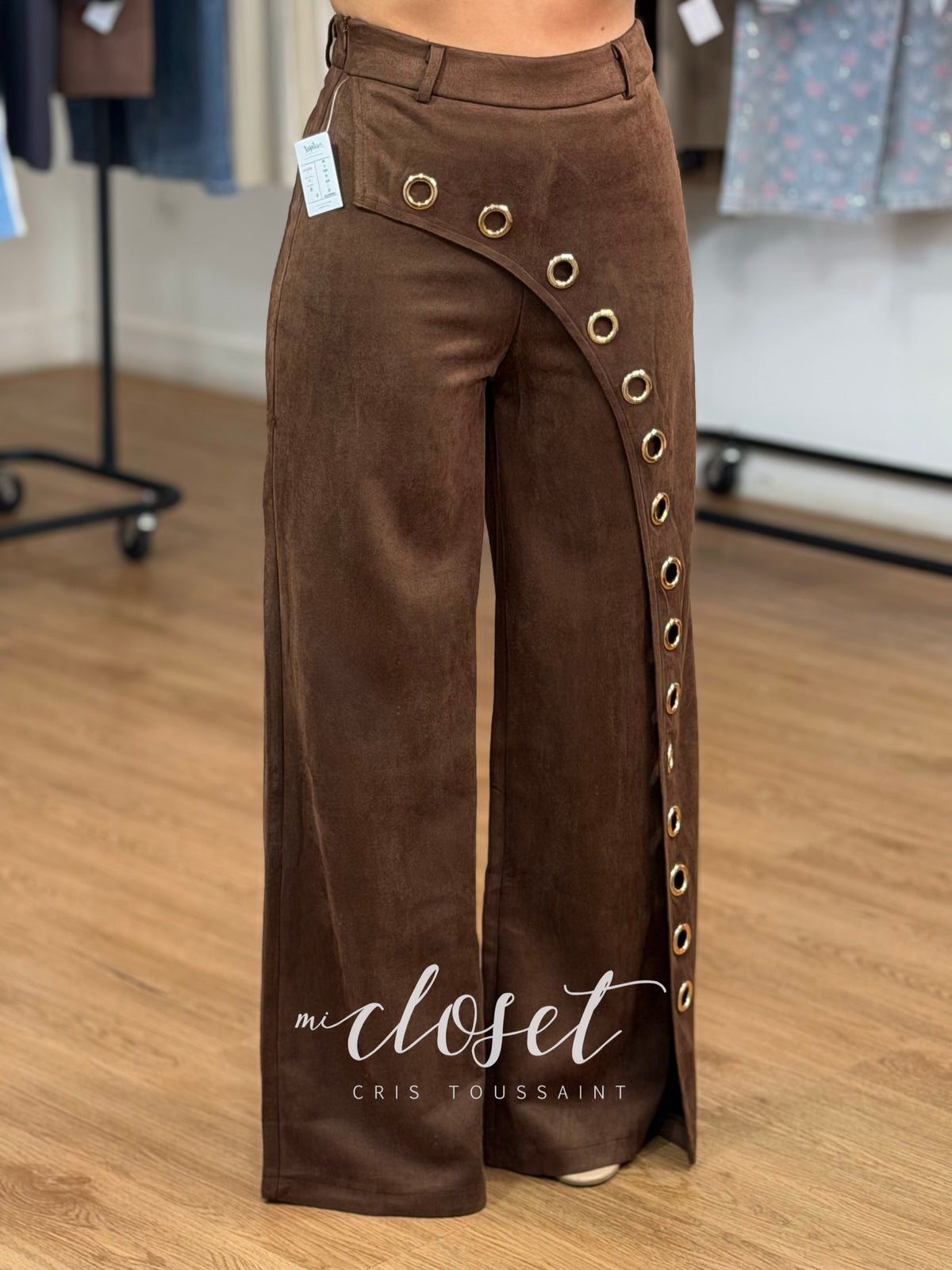 PANTALÓN DE GAMUZA CORTE WIDE LEG, CON APLICACIONES DE ESTOPEROLES