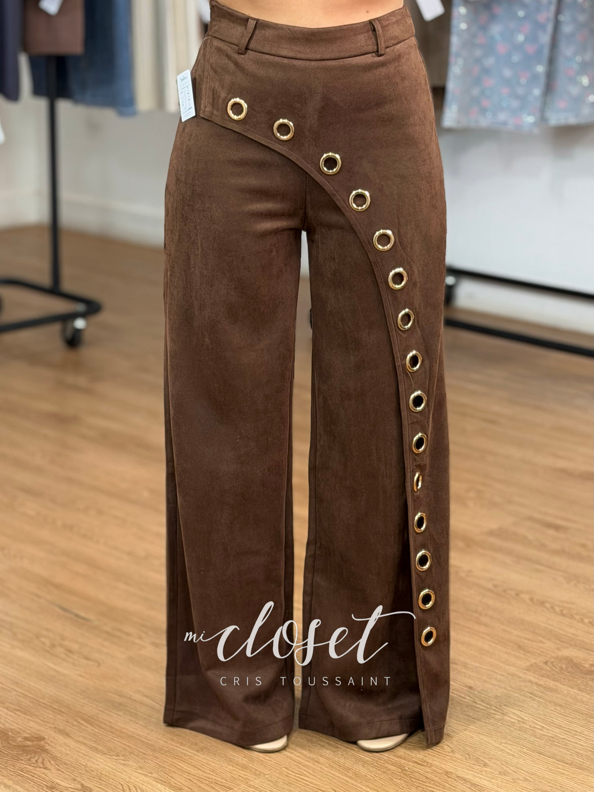 PANTALÓN DE GAMUZA CORTE WIDE LEG, CON APLICACIONES DE ESTOPEROLES