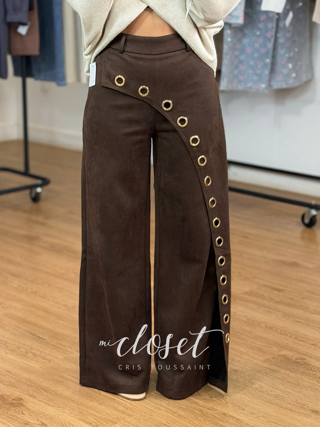 PANTALÓN DE GAMUZA CORTE WIDE LEG, CON APLICACIONES DE ESTOPEROLES