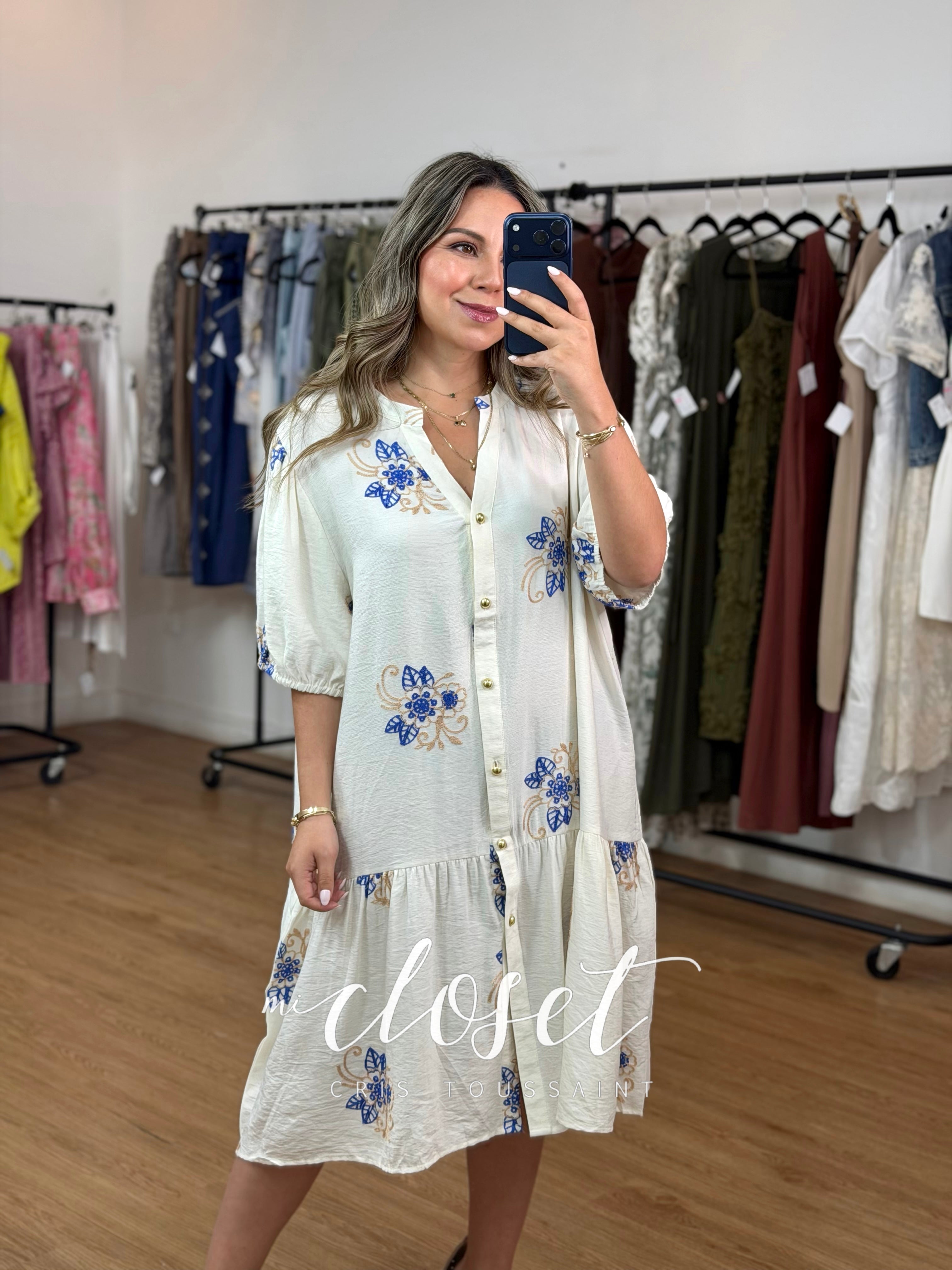 VESTIDO CUELLO V, TELA CORRUGADA, MANGA GLOBO Y BORDADO