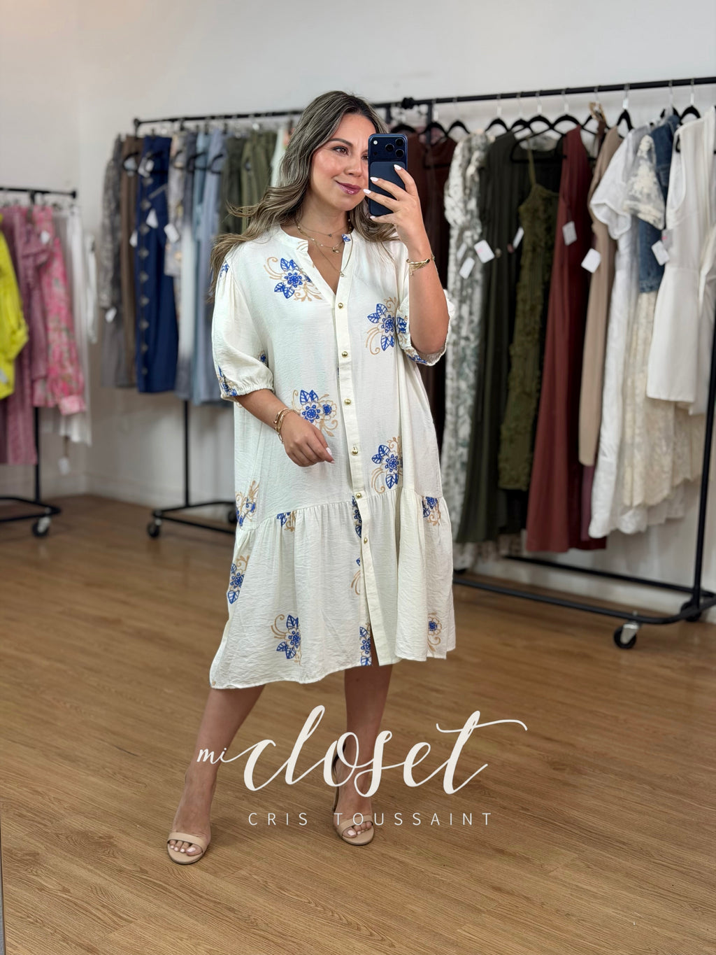 VESTIDO CUELLO V, TELA CORRUGADA, MANGA GLOBO Y BORDADO