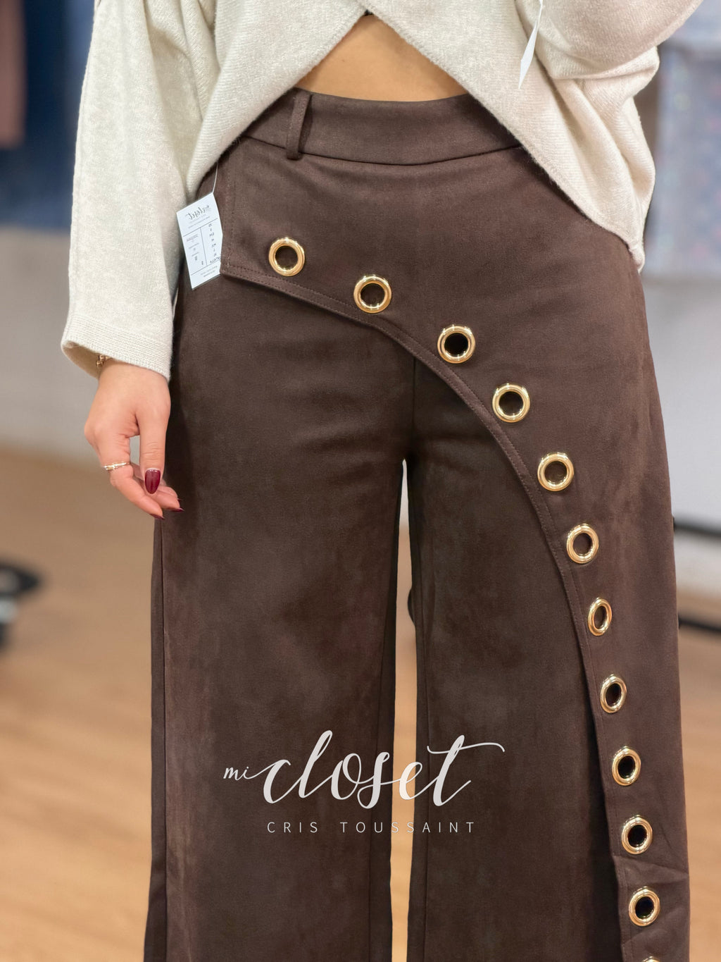 PANTALÓN DE GAMUZA CORTE WIDE LEG, CON APLICACIONES DE ESTOPEROLES