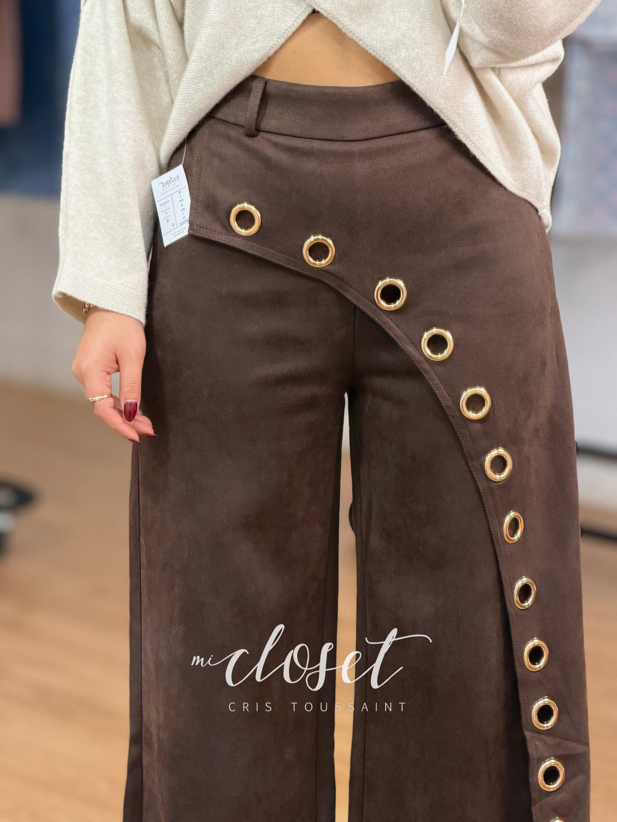 PANTALÓN DE GAMUZA CORTE WIDE LEG, CON APLICACIONES DE ESTOPEROLES