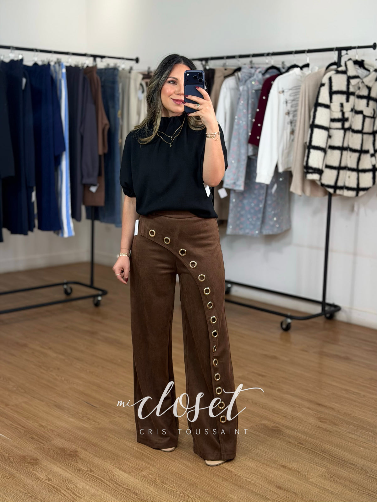 PANTALÓN DE GAMUZA CORTE WIDE LEG, CON APLICACIONES DE ESTOPEROLES