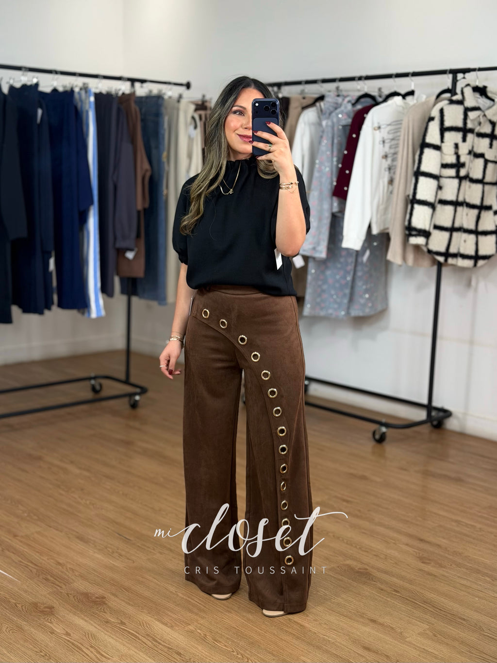 PANTALÓN DE GAMUZA CORTE WIDE LEG, CON APLICACIONES DE ESTOPEROLES
