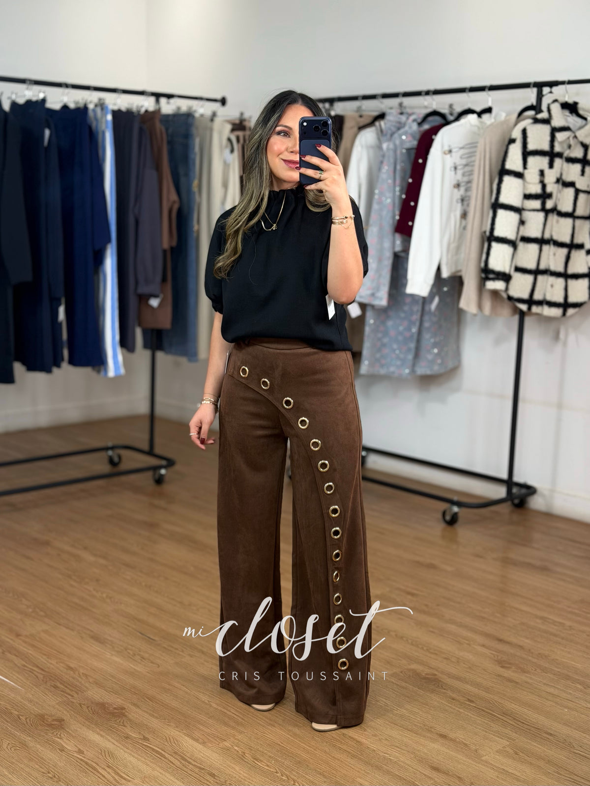PANTALÓN DE GAMUZA CORTE WIDE LEG, CON APLICACIONES DE ESTOPEROLES