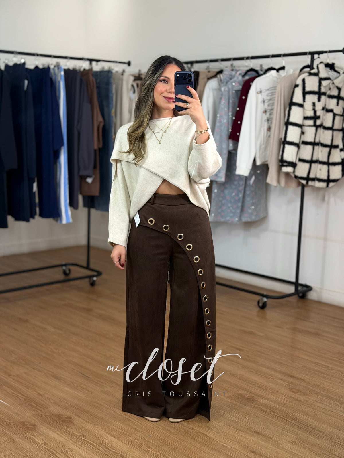 PANTALÓN DE GAMUZA CORTE WIDE LEG, CON APLICACIONES DE ESTOPEROLES