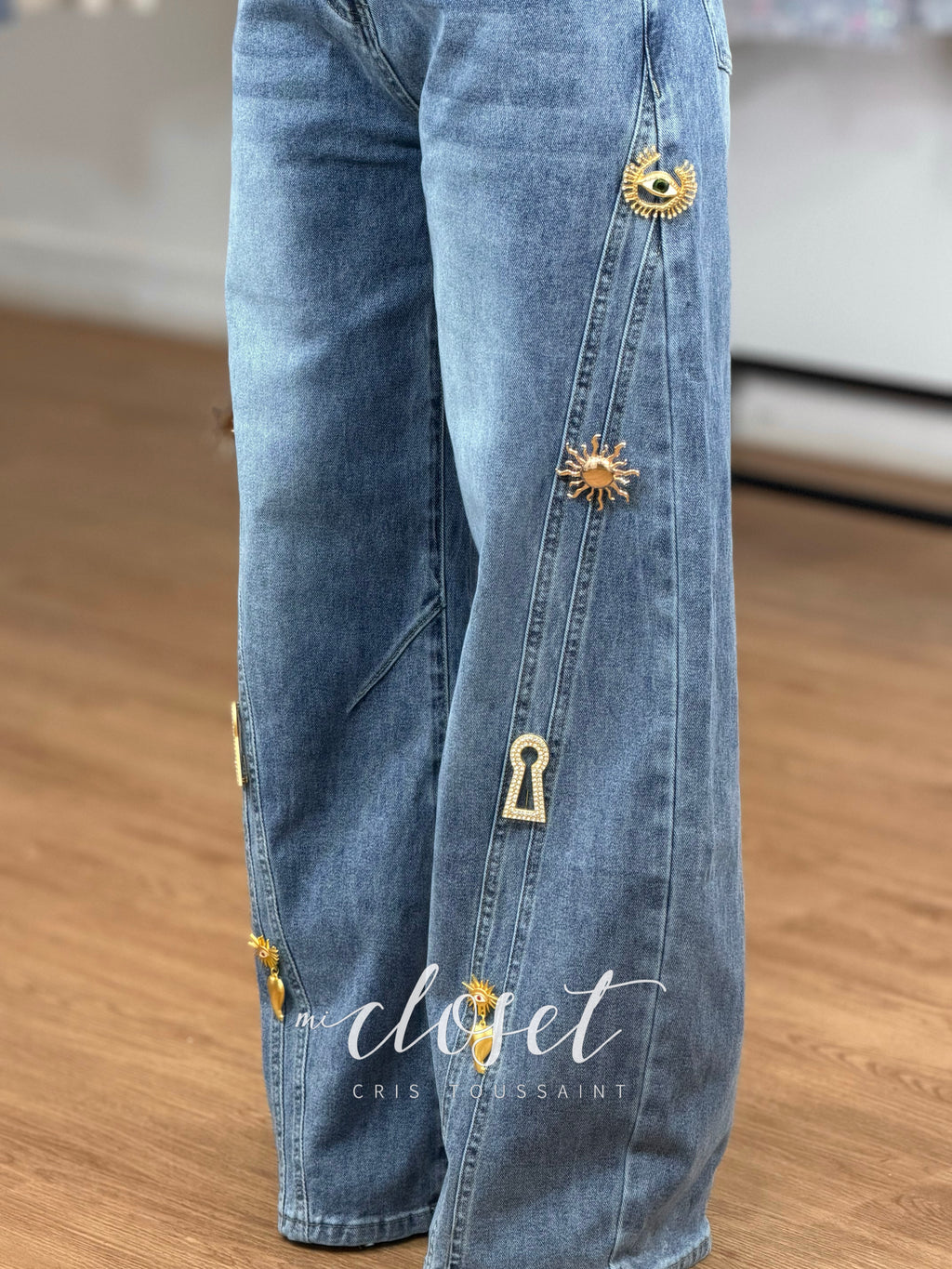 JEANS STRETCH CORTE BARREL CON PRENDEDORES METÁLICOS DESMONTABLES