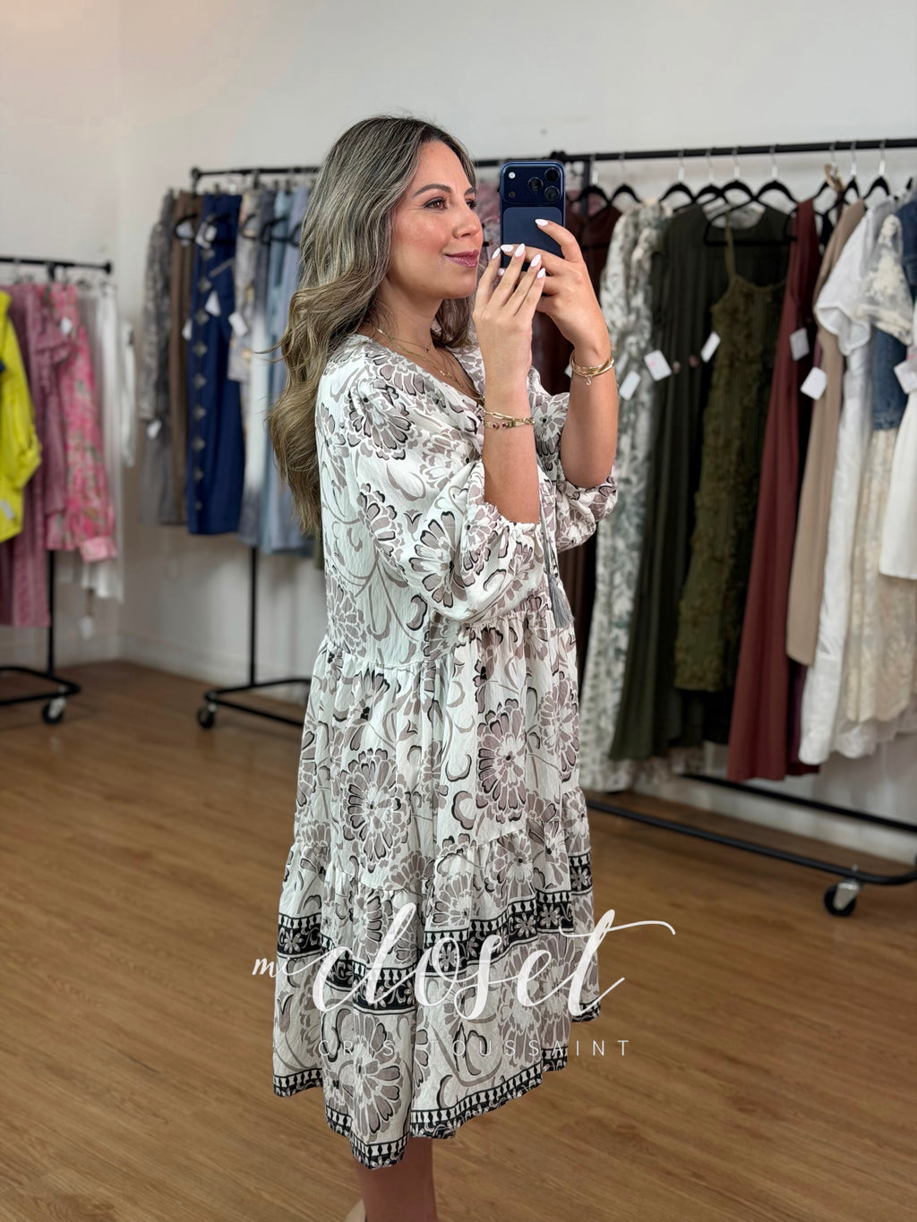 VESTIDO TIPO BLUSÓN LIGERO, CON BOTONES AL FRENTE, LISTÓN CON FLECOS AJUSTABLE Y MANGA GLOBO
