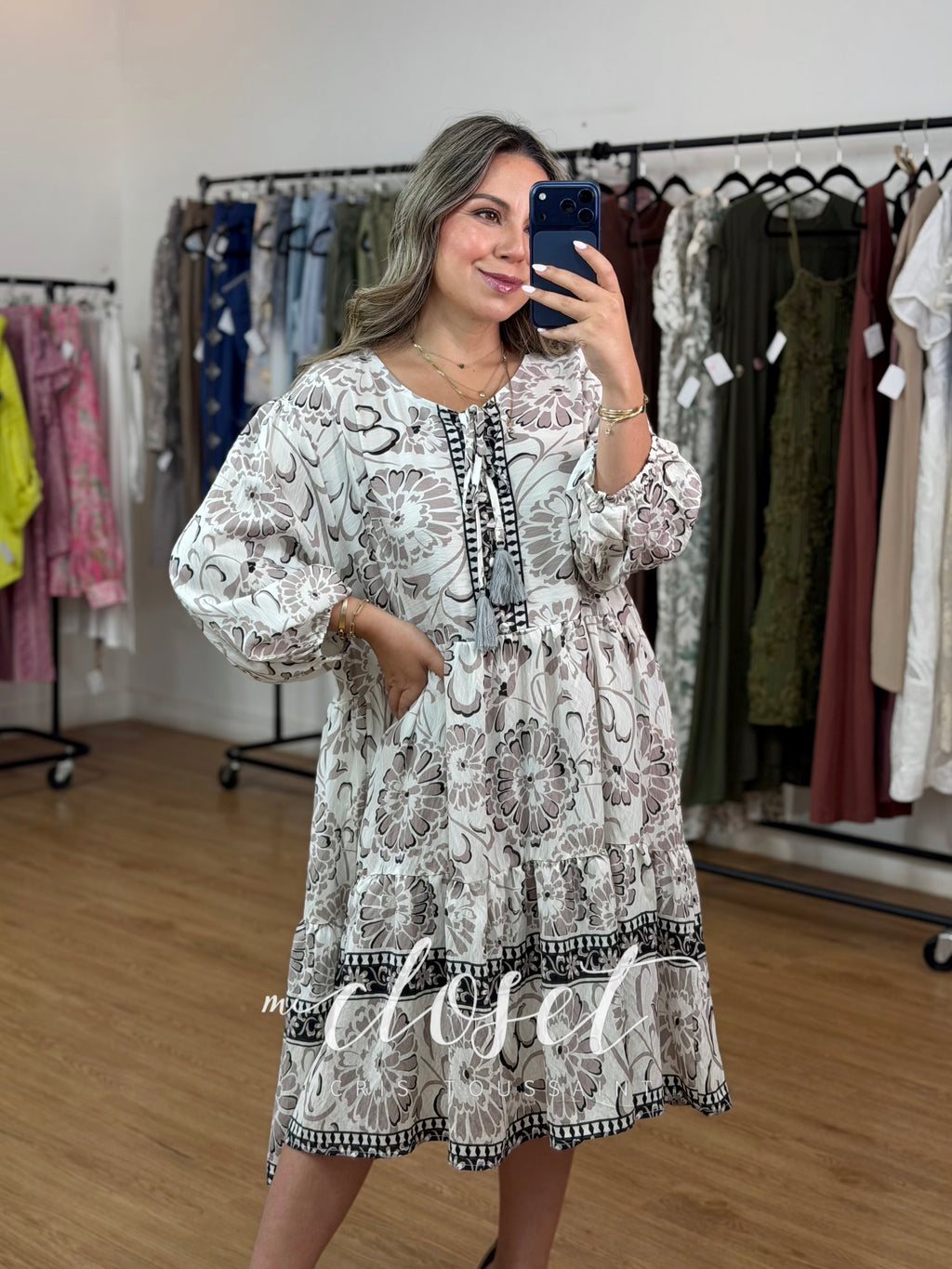 VESTIDO TIPO BLUSÓN LIGERO, CON BOTONES AL FRENTE, LISTÓN CON FLECOS AJUSTABLE Y MANGA GLOBO