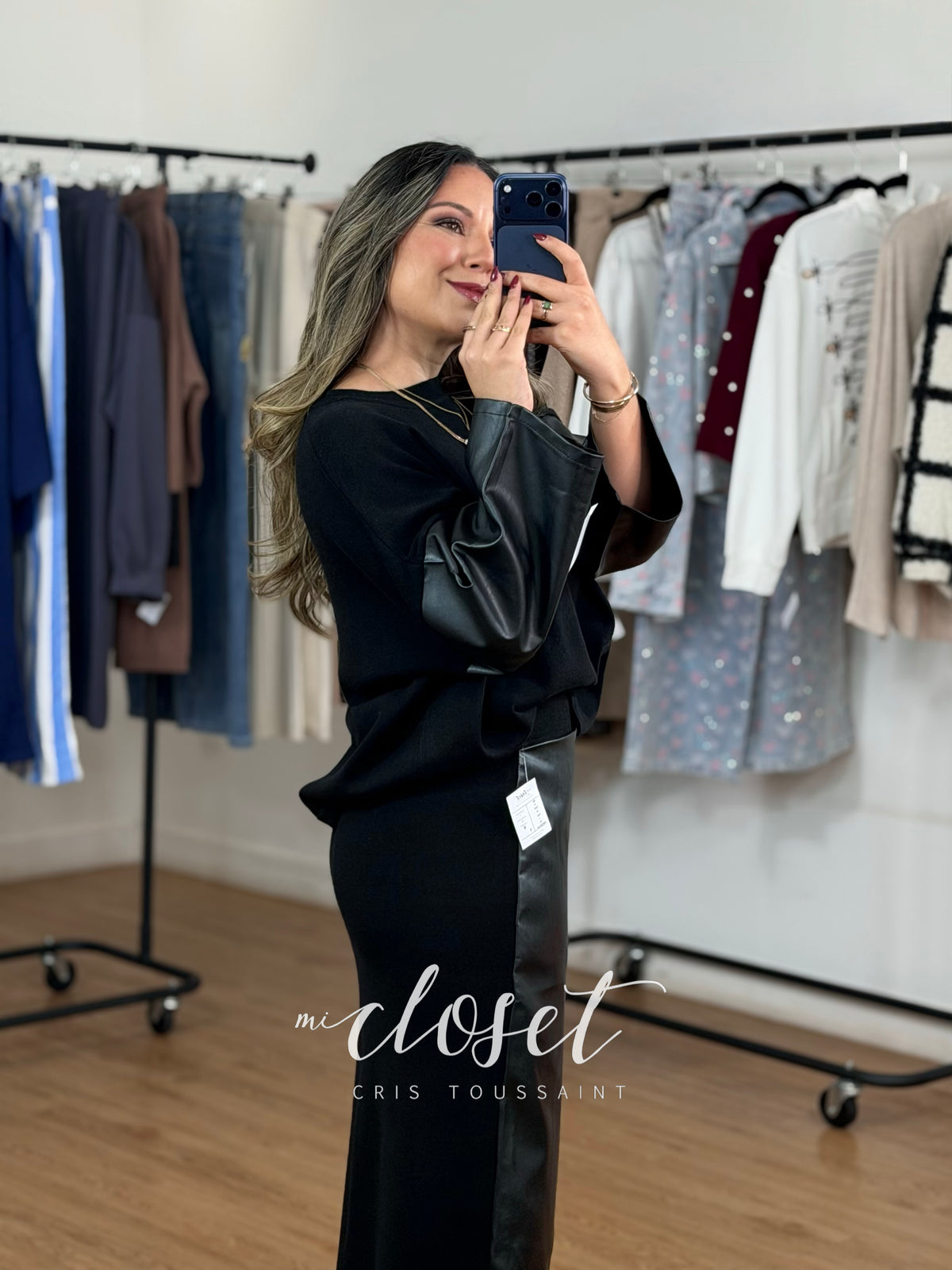 CONJUNTO DE FALDA Y SWEATER, CON DETALLES TIPO PIEL EN MANGAS Y FALDA