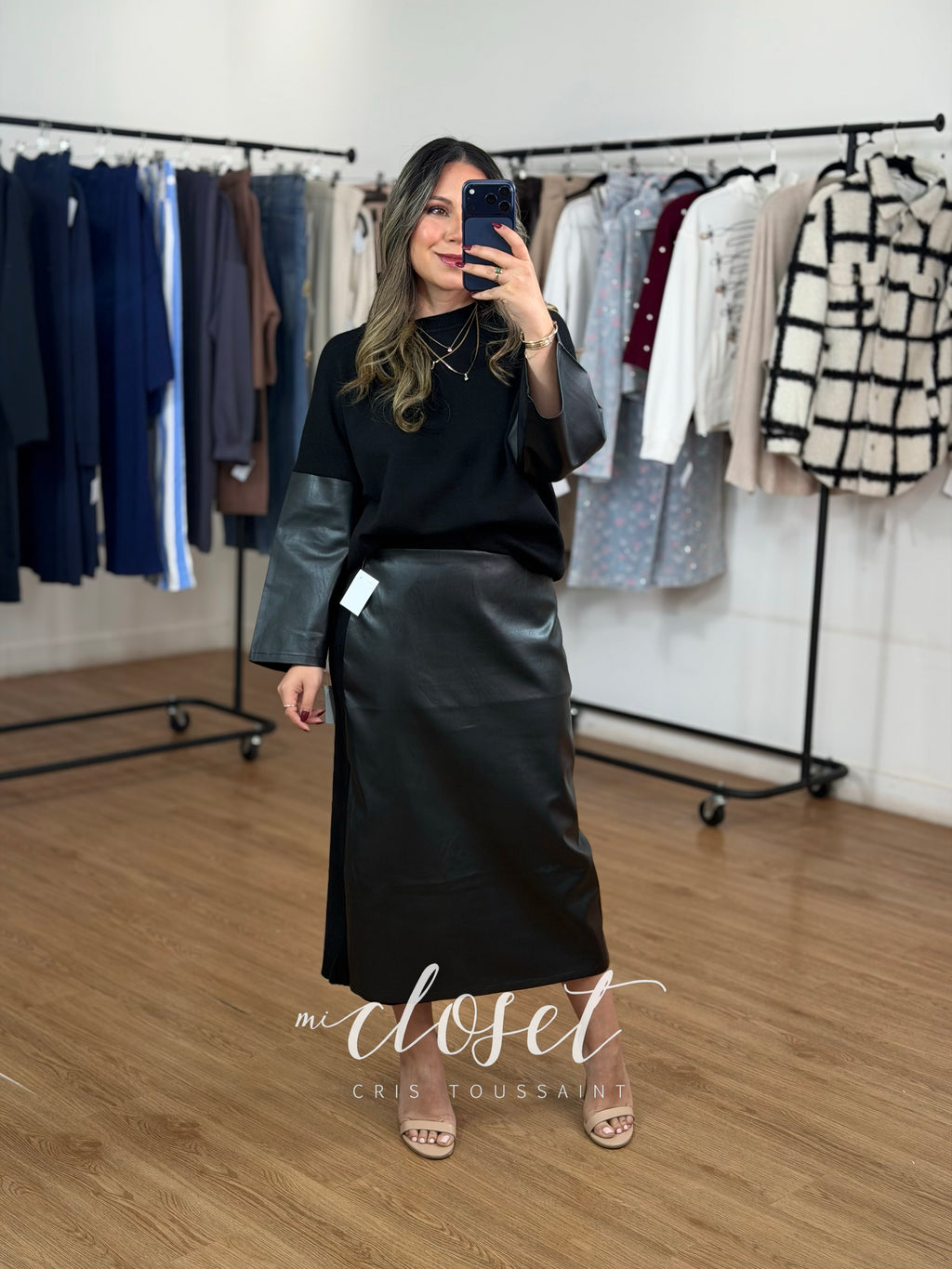 CONJUNTO DE FALDA Y SWEATER, CON DETALLES TIPO PIEL EN MANGAS Y FALDA