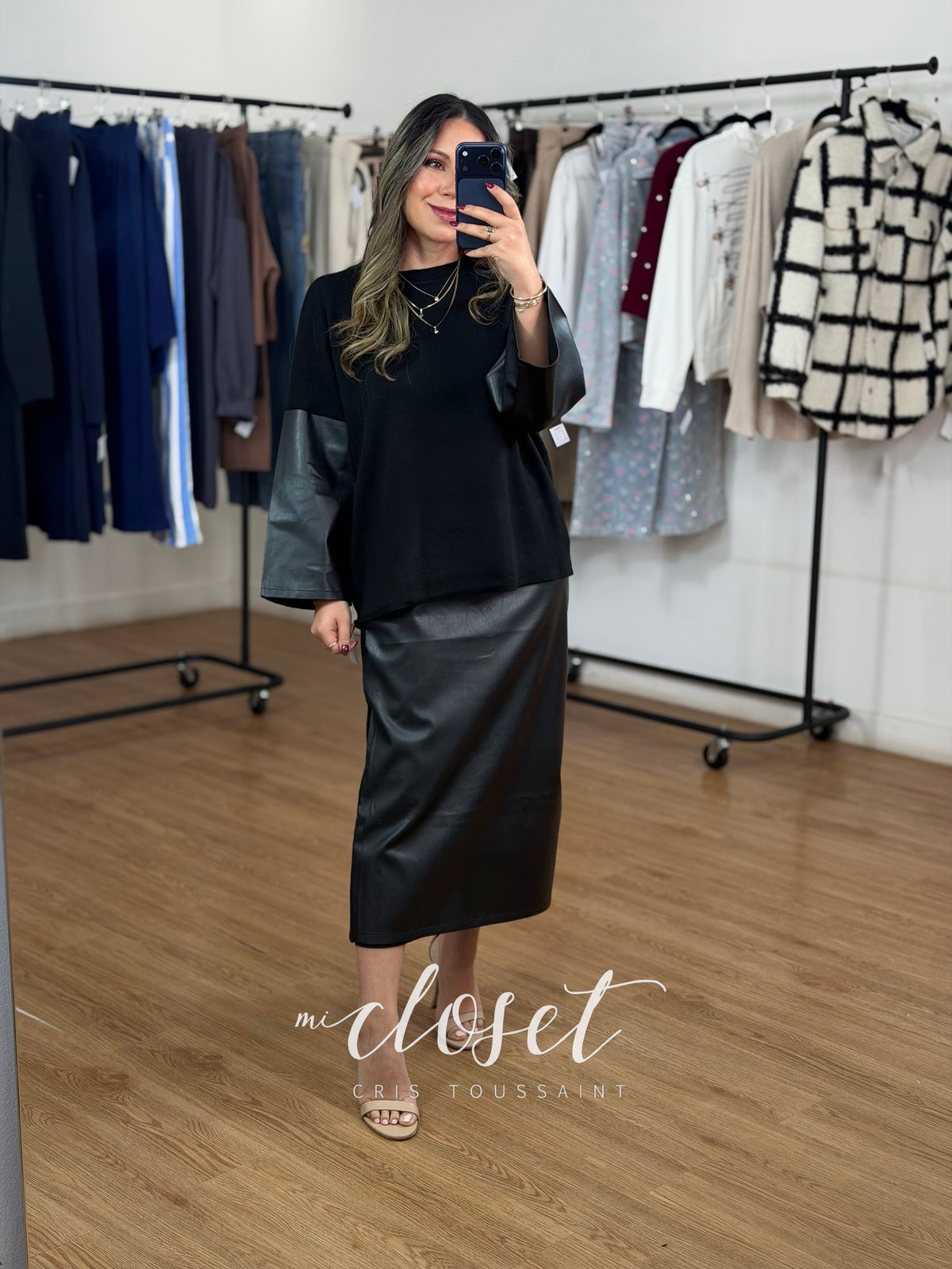 CONJUNTO DE FALDA Y SWEATER, CON DETALLES TIPO PIEL EN MANGAS Y FALDA