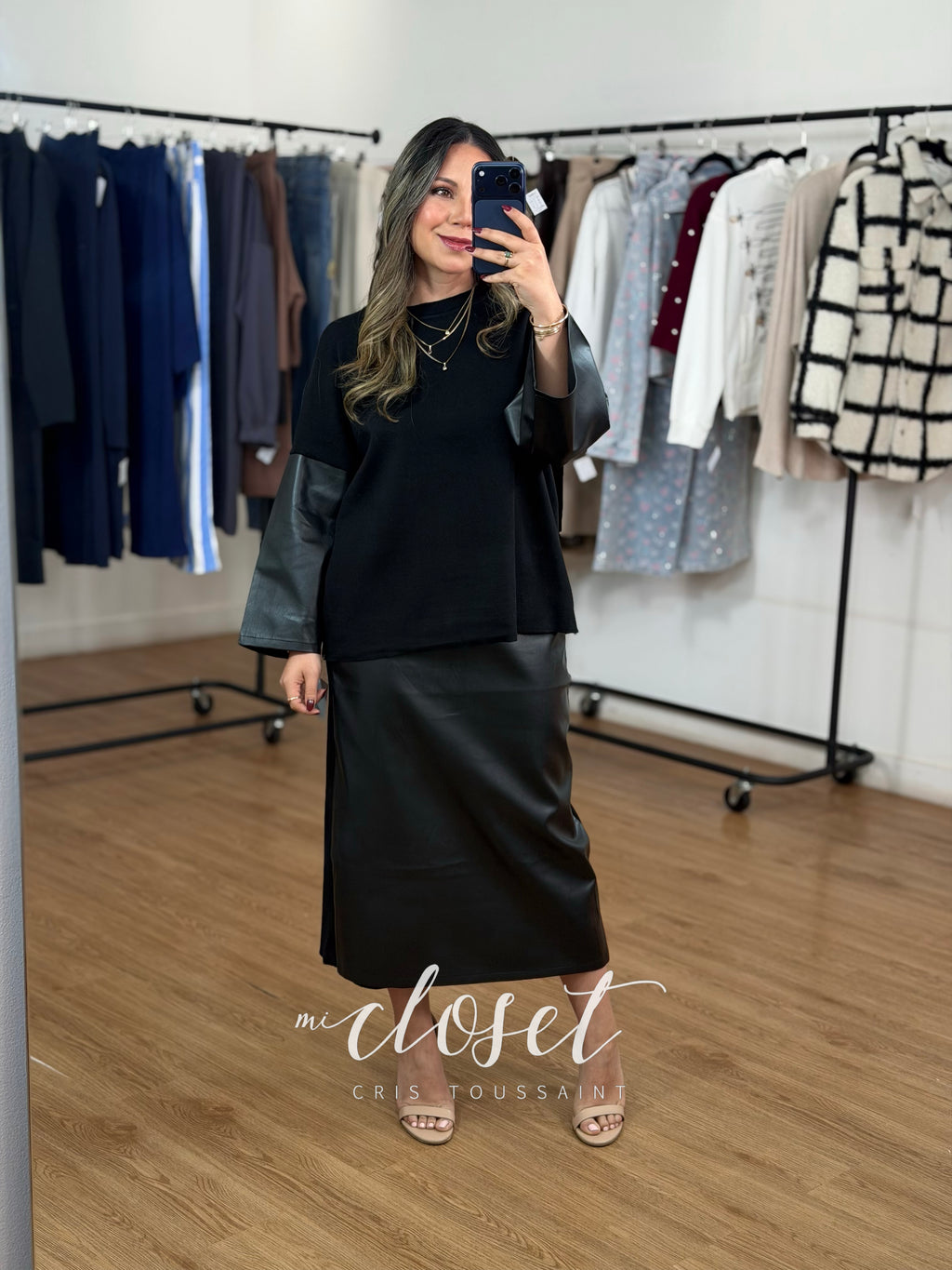 CONJUNTO DE FALDA Y SWEATER, CON DETALLES TIPO PIEL EN MANGAS Y FALDA