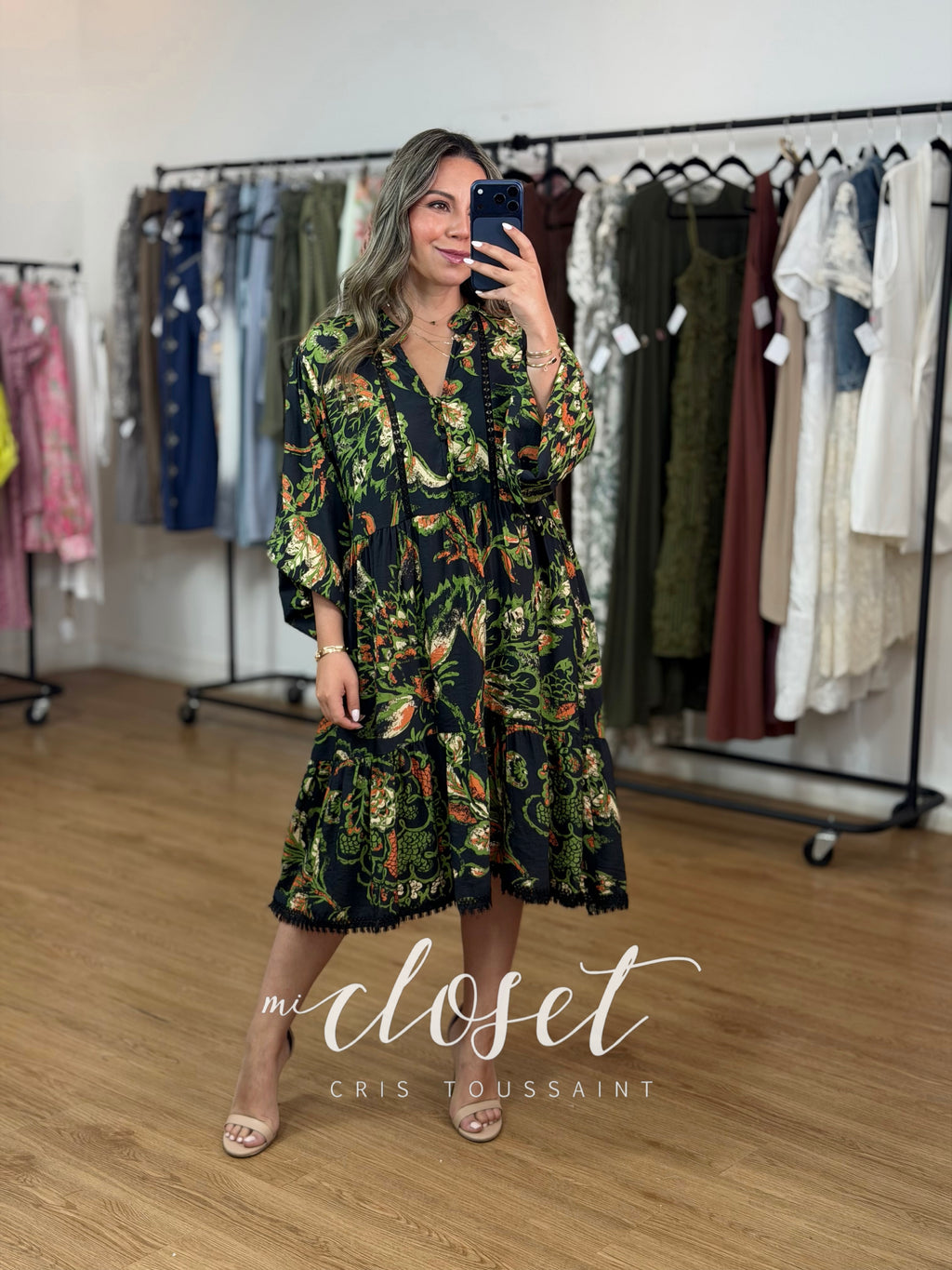 VESTIDO TIPO BLUSÓN LIGERO, CON CUELLO V, BOTONES AL FRENTE Y MANGA GLOBO