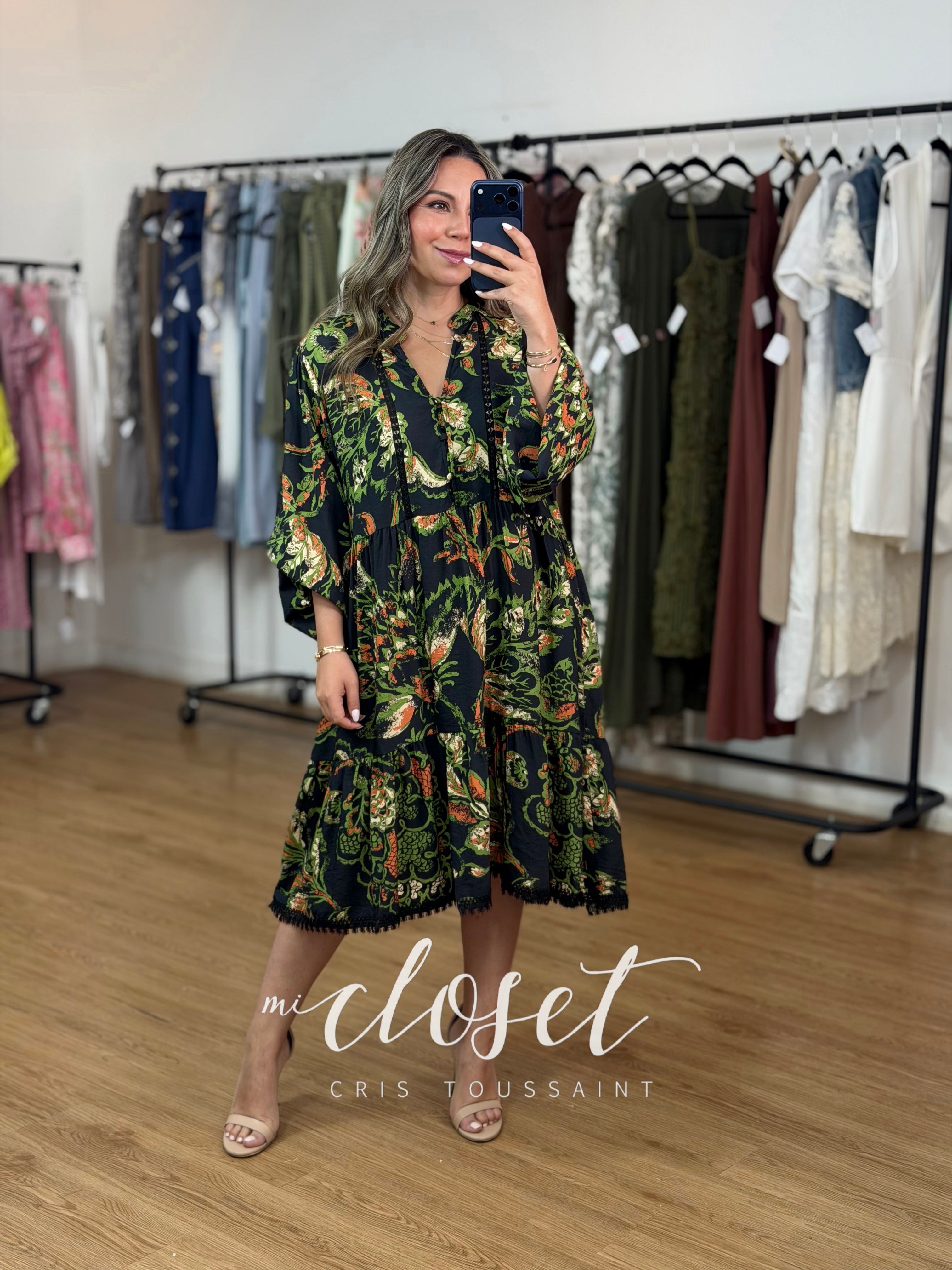 VESTIDO TIPO BLUSÓN LIGERO, CON CUELLO V, BOTONES AL FRENTE Y MANGA GLOBO