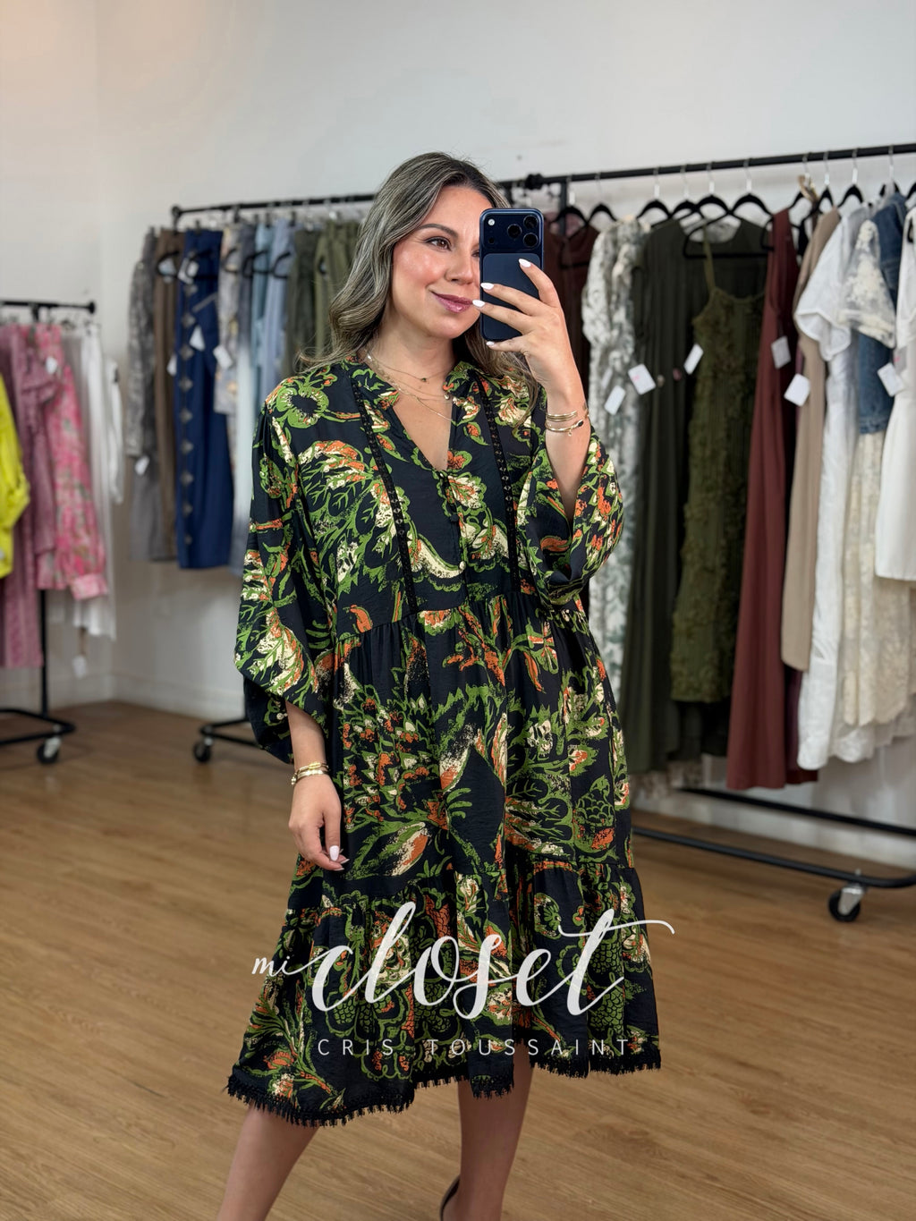 VESTIDO TIPO BLUSÓN LIGERO, CON CUELLO V, BOTONES AL FRENTE Y MANGA GLOBO