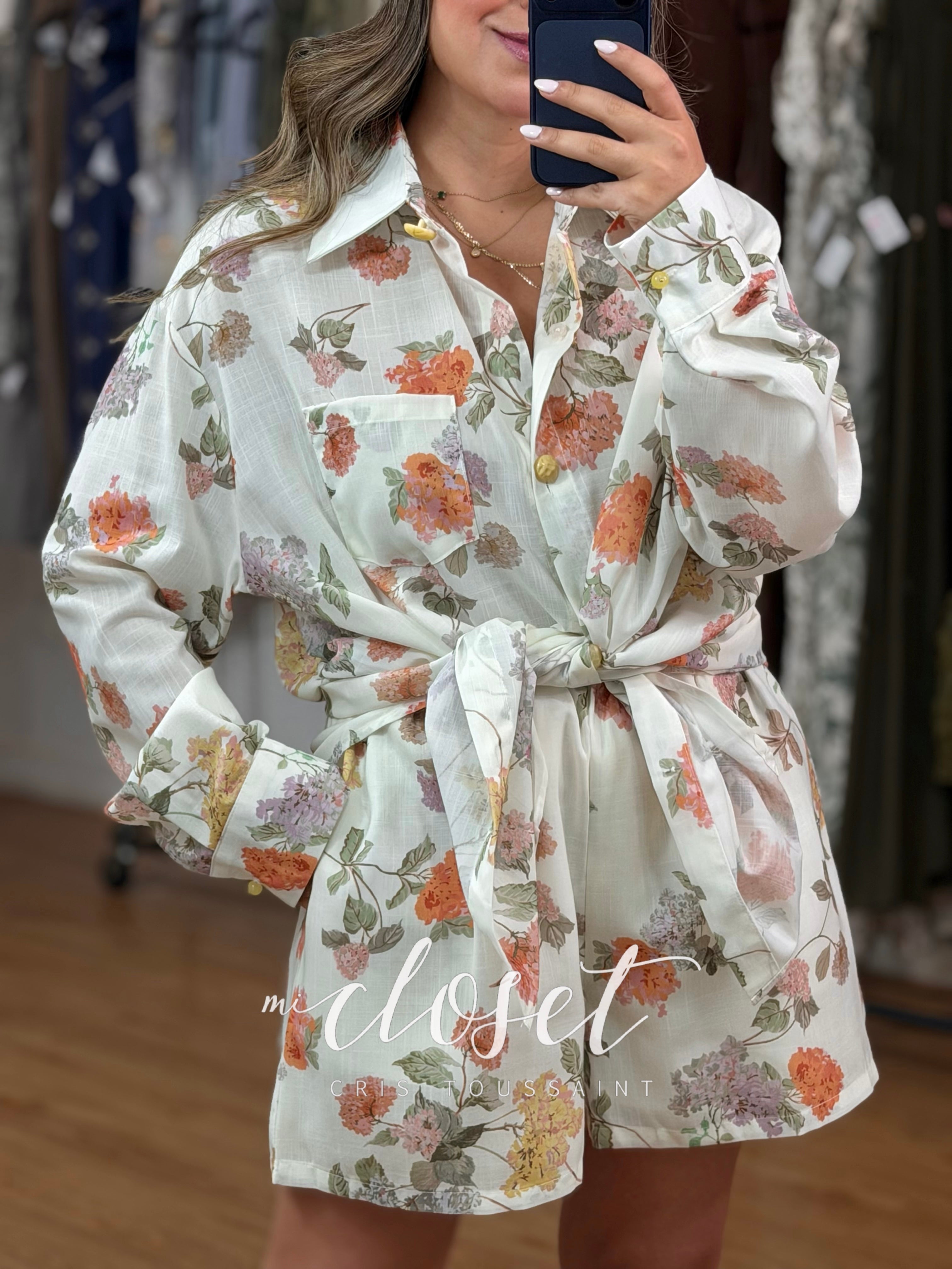 CONJUNTO DE SHORT Y CAMISOLA OVERSIZED TIPO LINO, CON ESTAMPADO DE FLOR Y DETALLE EN BOTONES
