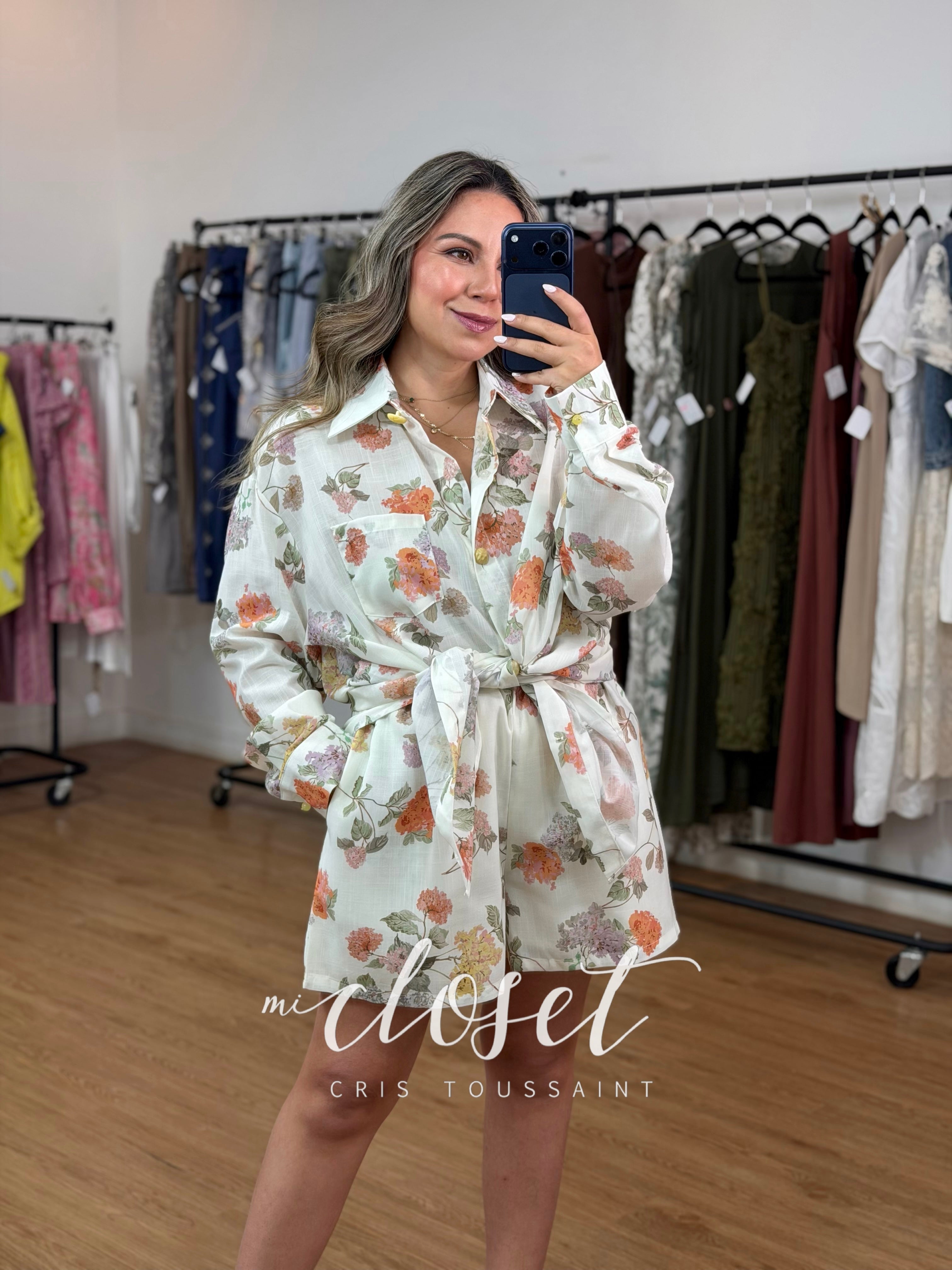 CONJUNTO DE SHORT Y CAMISOLA OVERSIZED TIPO LINO, CON ESTAMPADO DE FLOR Y DETALLE EN BOTONES