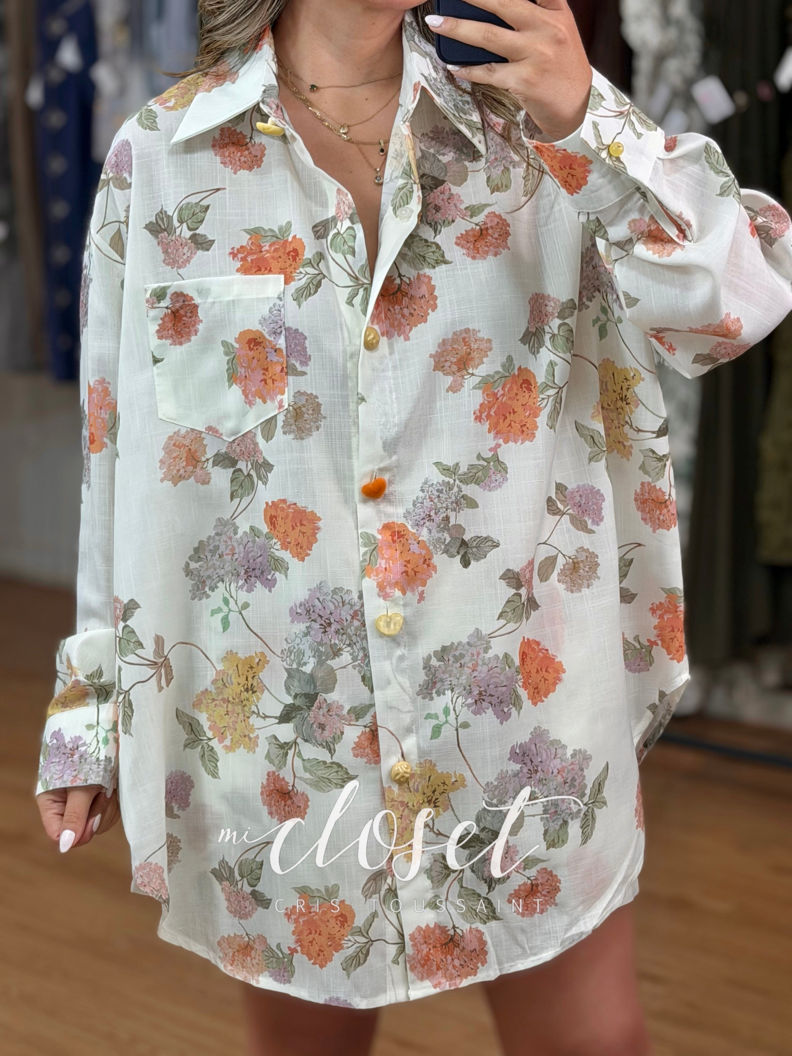 CONJUNTO DE SHORT Y CAMISOLA OVERSIZED TIPO LINO, CON ESTAMPADO DE FLOR Y DETALLE EN BOTONES