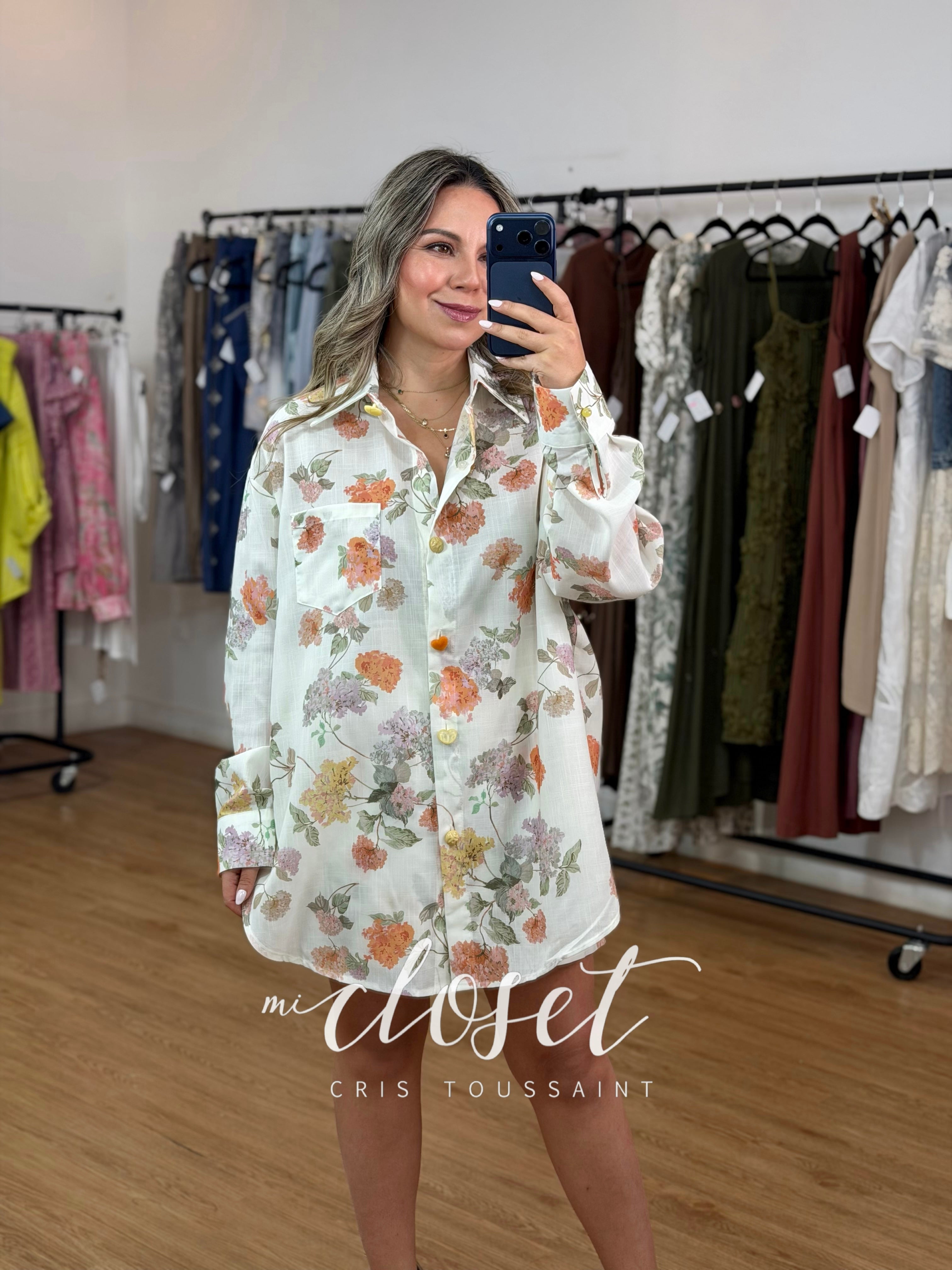 CONJUNTO DE SHORT Y CAMISOLA OVERSIZED TIPO LINO, CON ESTAMPADO DE FLOR Y DETALLE EN BOTONES