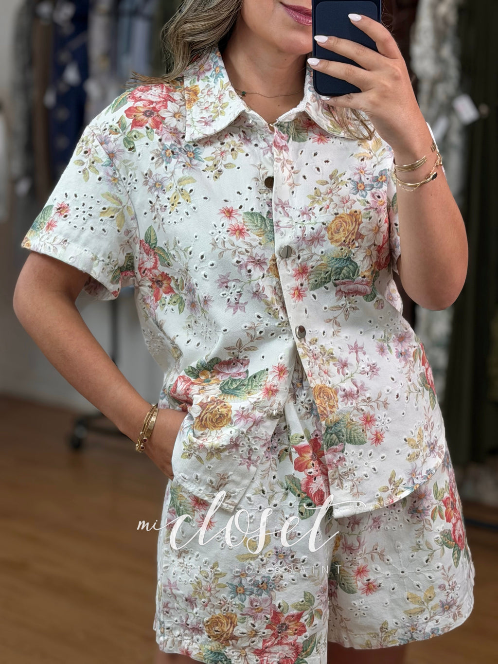 CONJUNTO DE SHORT Y CAMISOLA DE MEZCLILLA, CALADO CON ESTAMPADO DE FLOR
